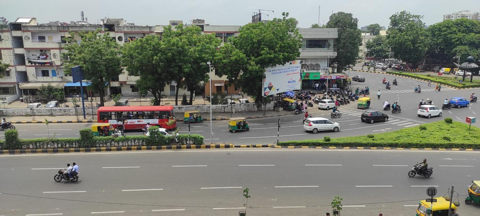 Earth Inn, Subhash Bridge, 3*