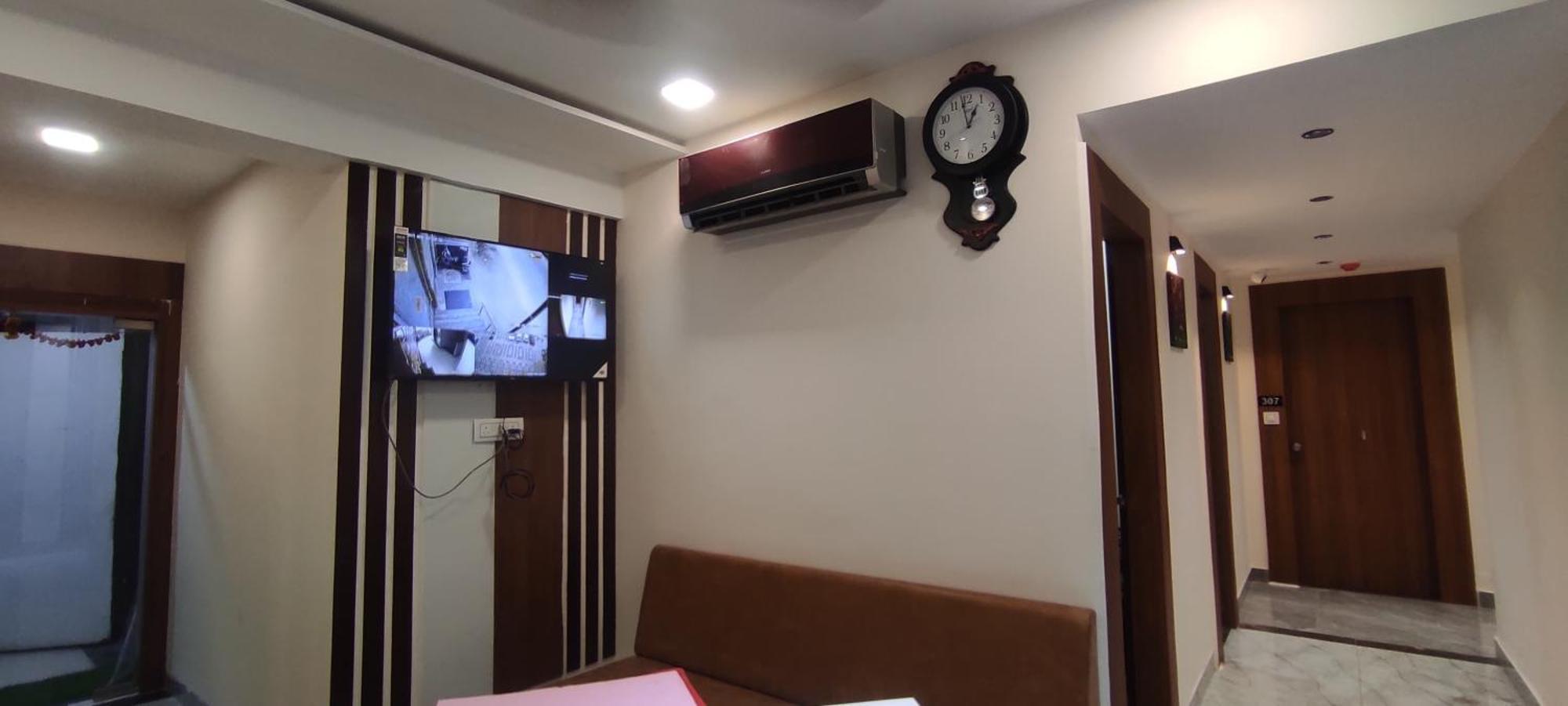 Hotel Earth Inn, Subhash Bridge,