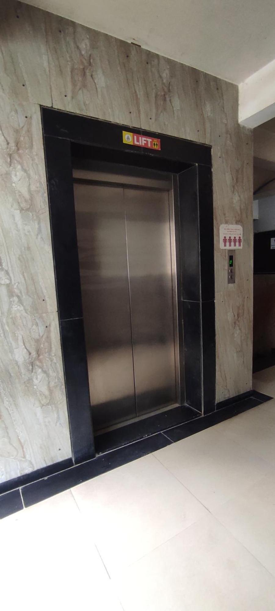 Earth Inn, Subhash Bridge, 3*