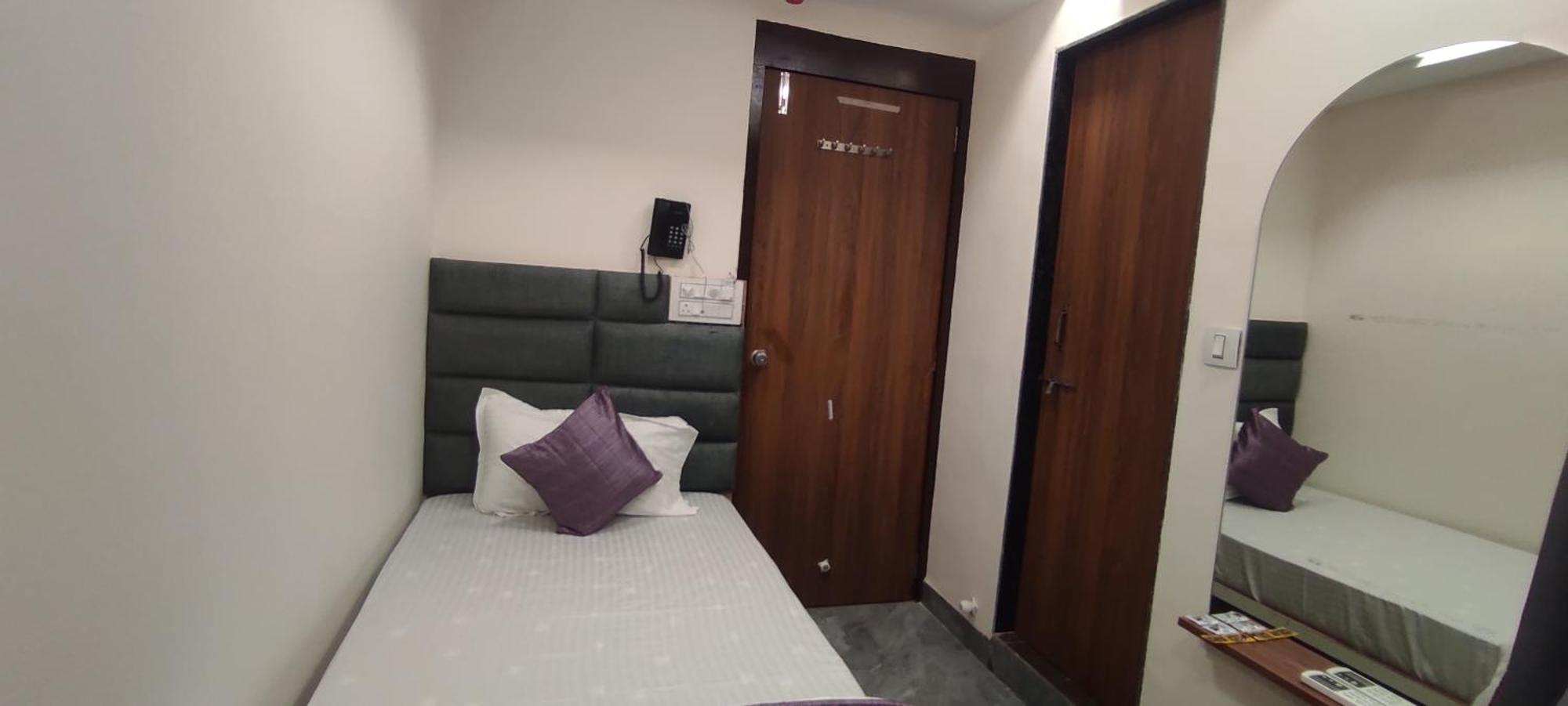 Earth Inn, Subhash Bridge, Hotel 3*