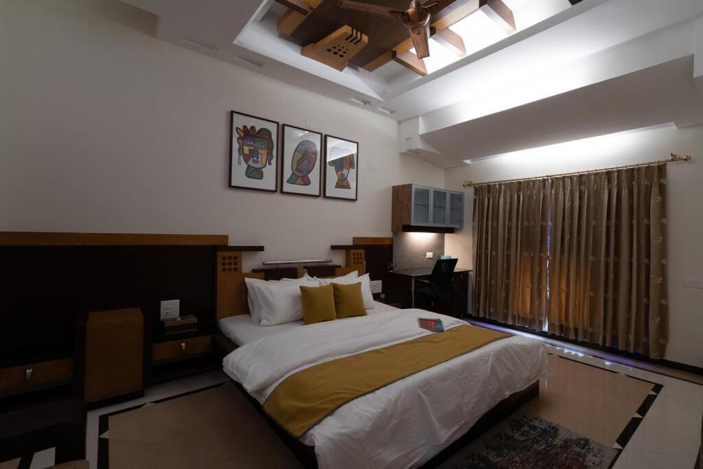 Super Luxury - Near To Karnavati Club Apartment