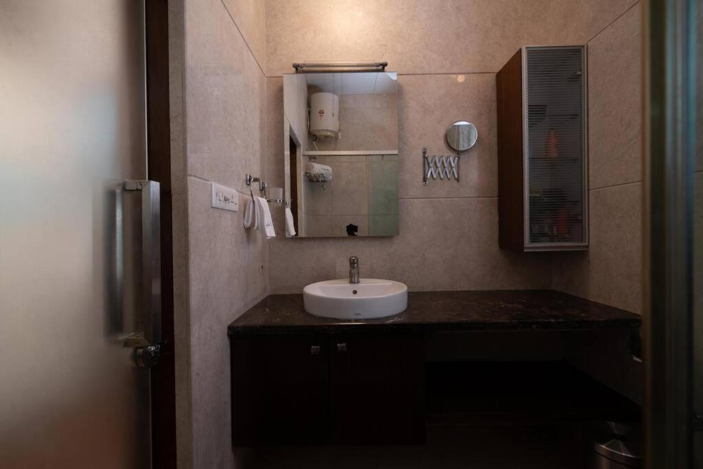 Super Luxury - Near To Karnavati Club Apartment