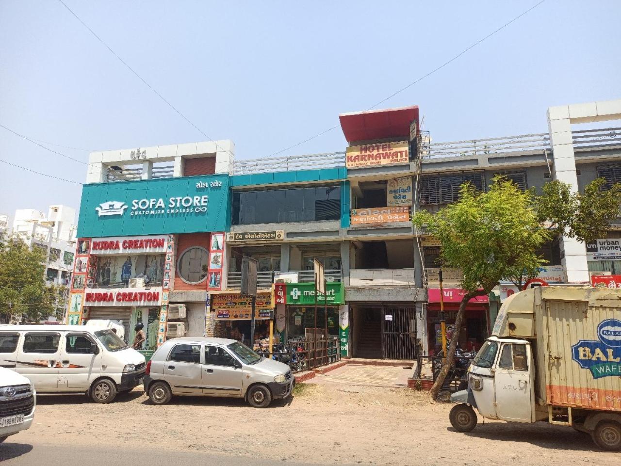 Hotelkarnawati *