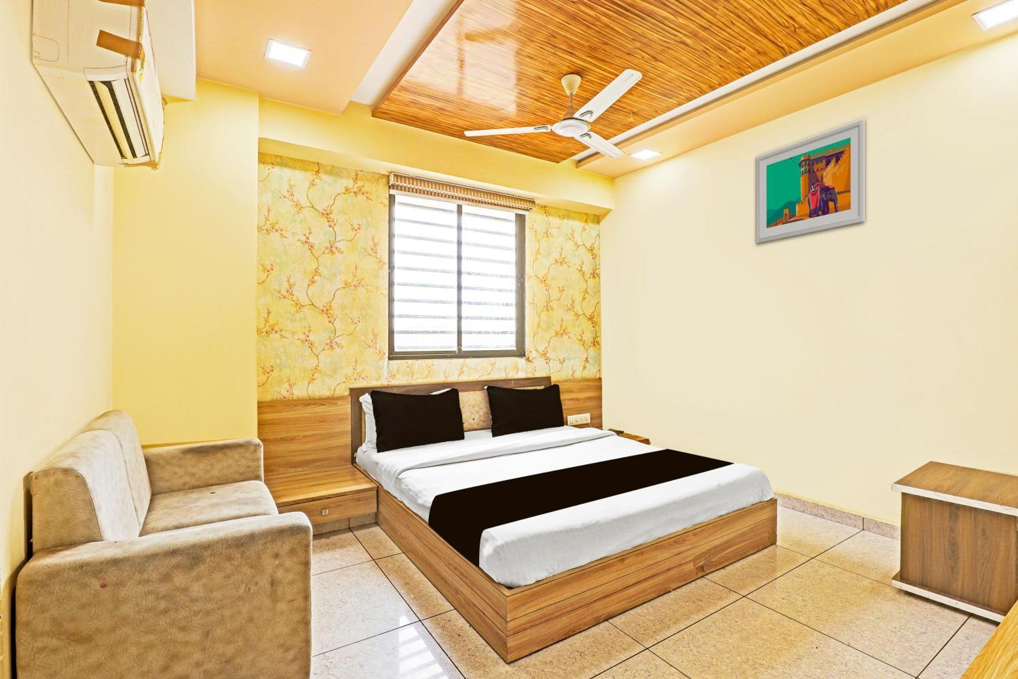 O 82825 Yuvraj Hotel 3*