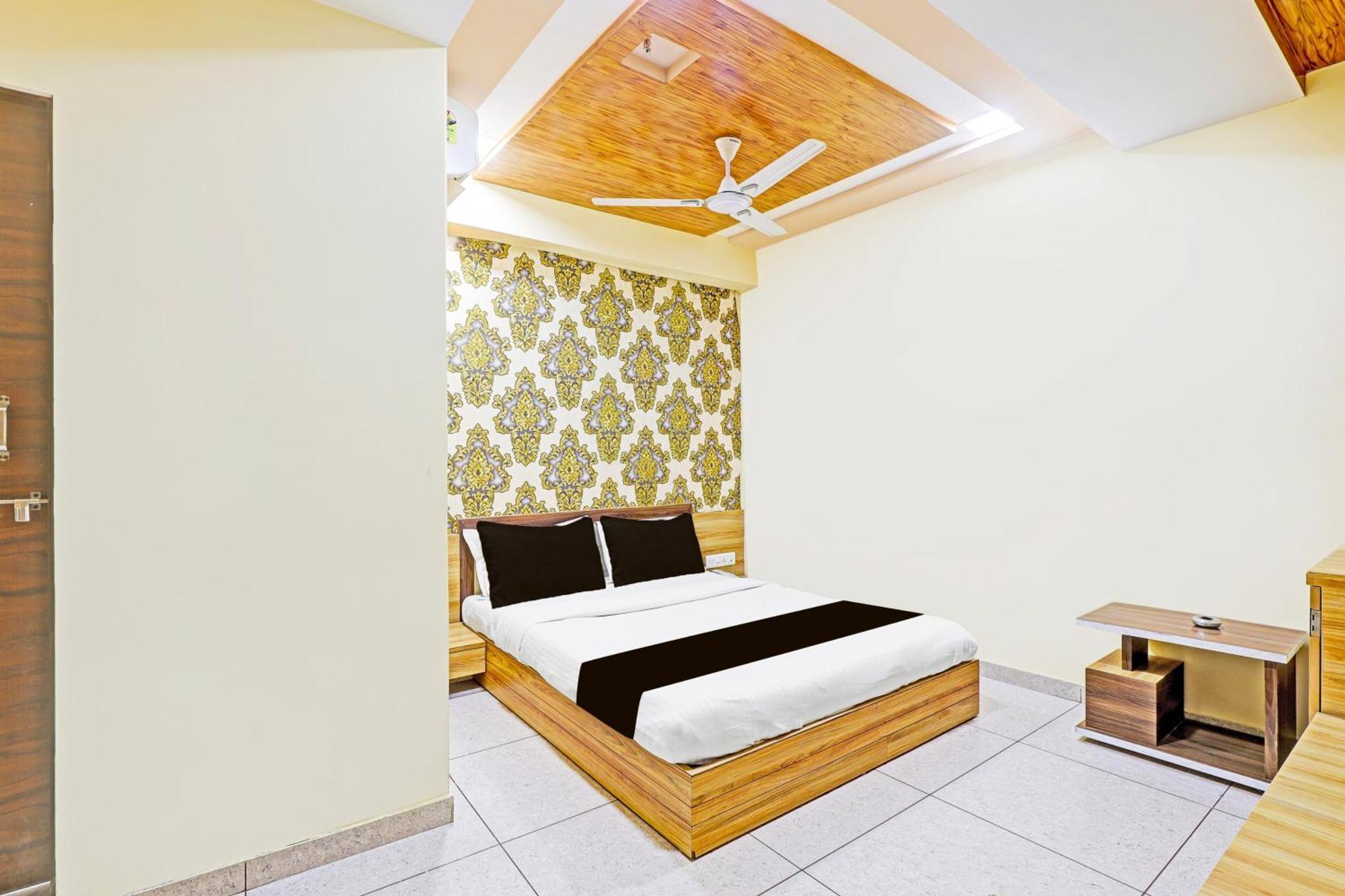 O 82825 Yuvraj Hotel