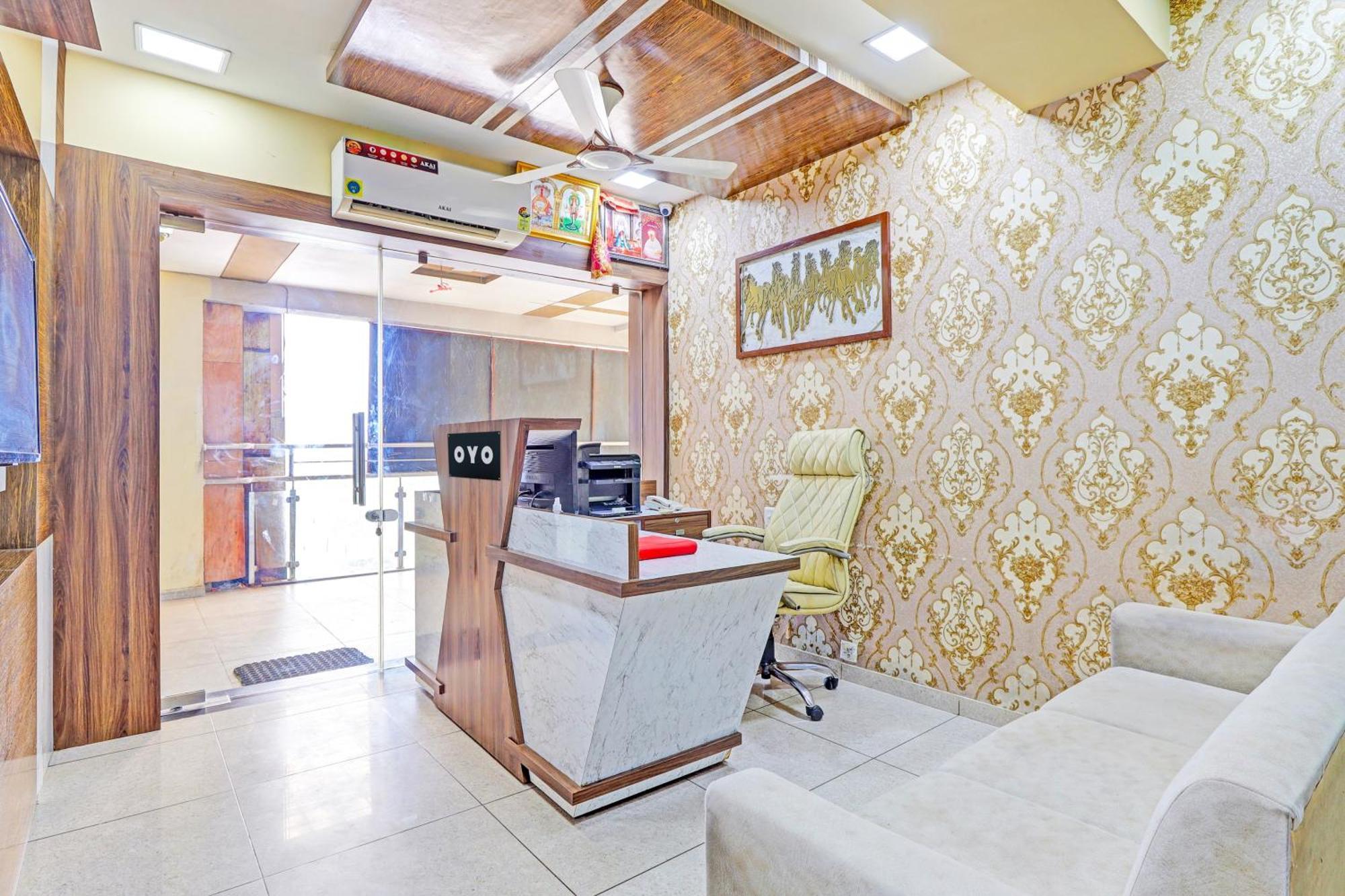 O 82825 Yuvraj Hotel Ahmedabad