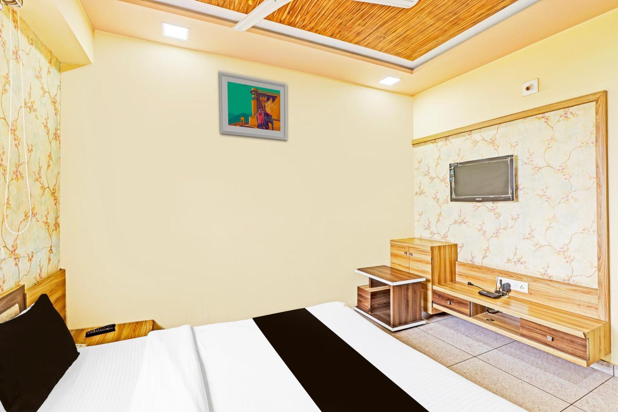 O 82825 Yuvraj Hotel Ahmedabad