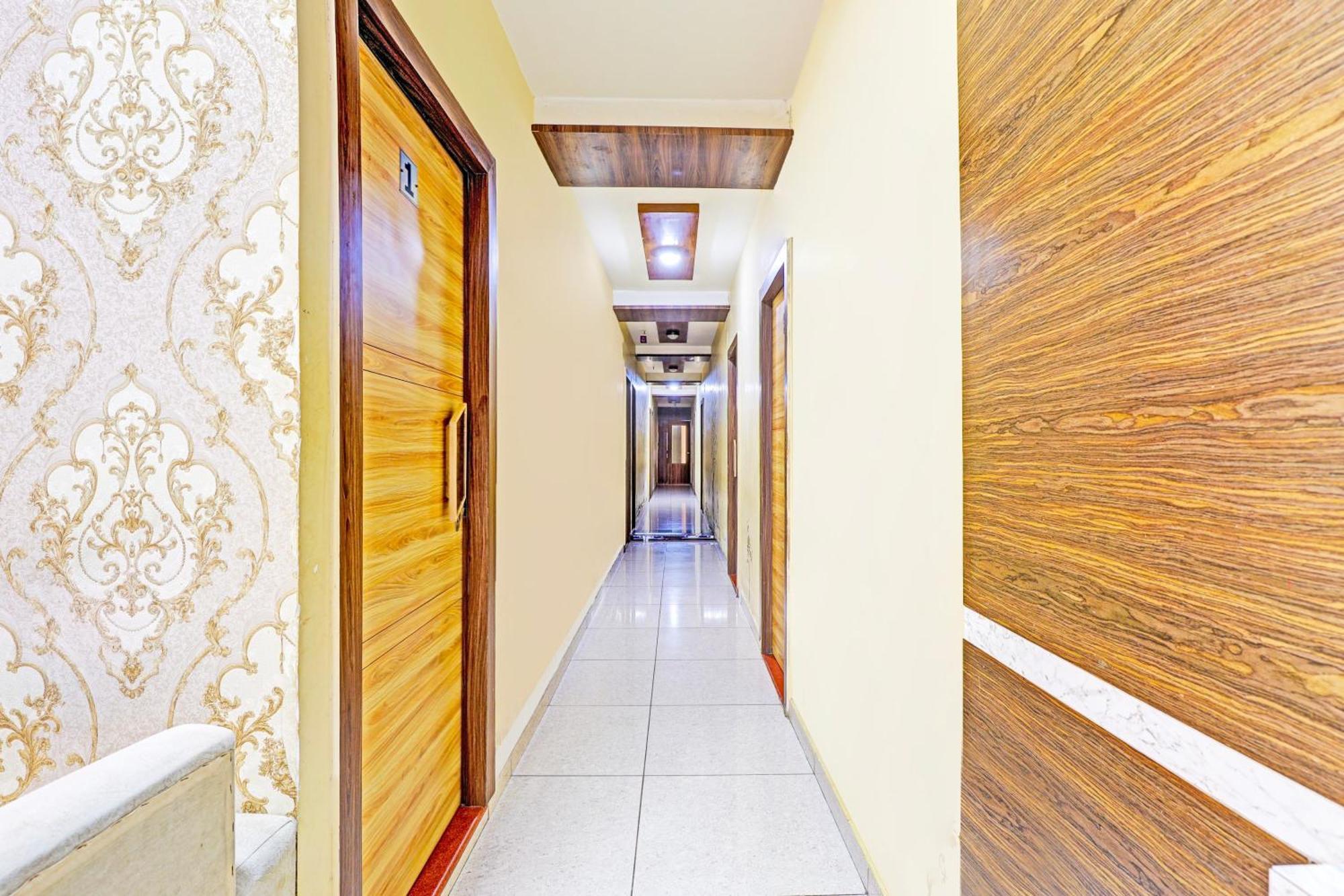 O 82825 Yuvraj Hotel