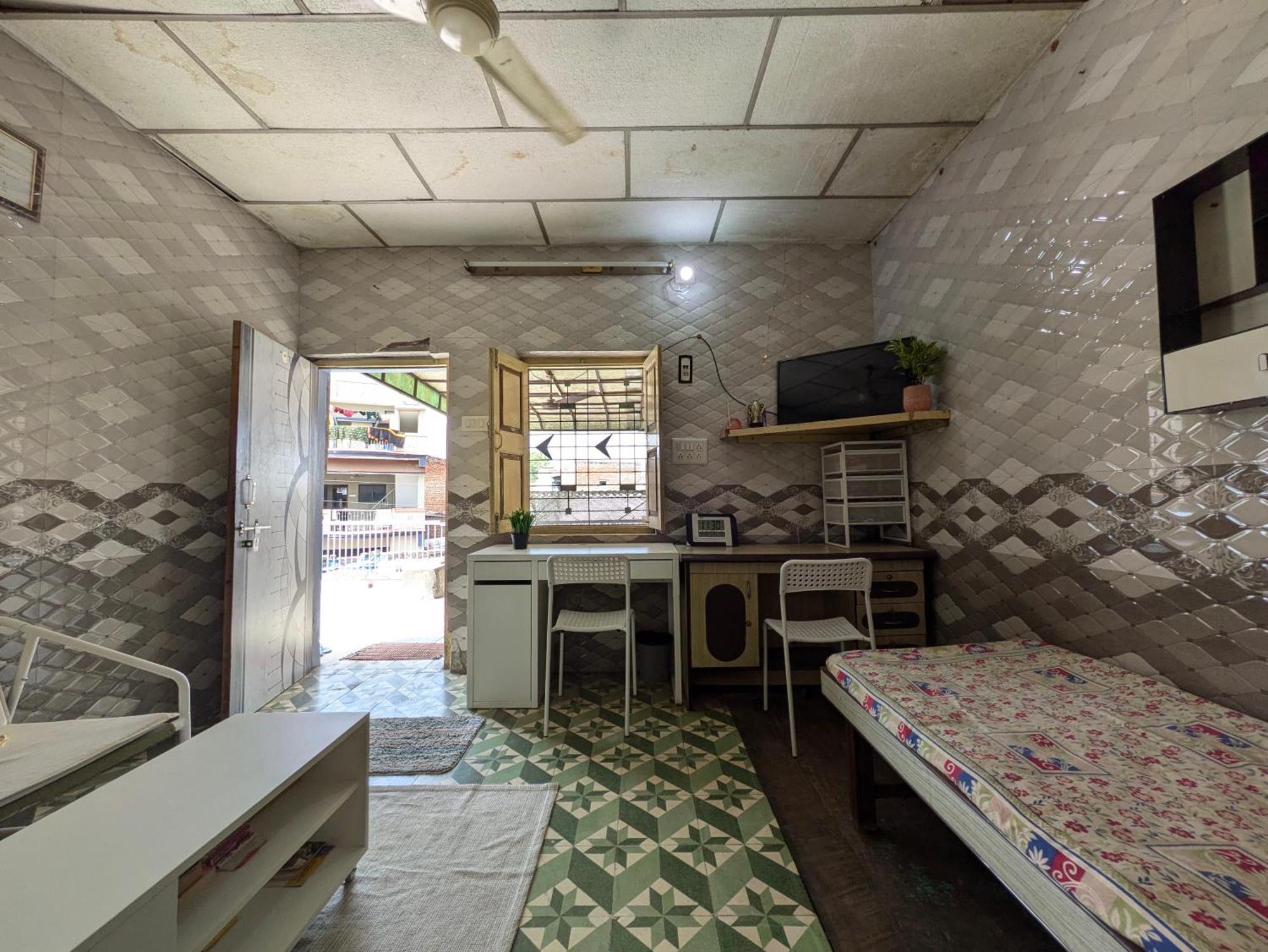 20 Minutes From - Village Apartment