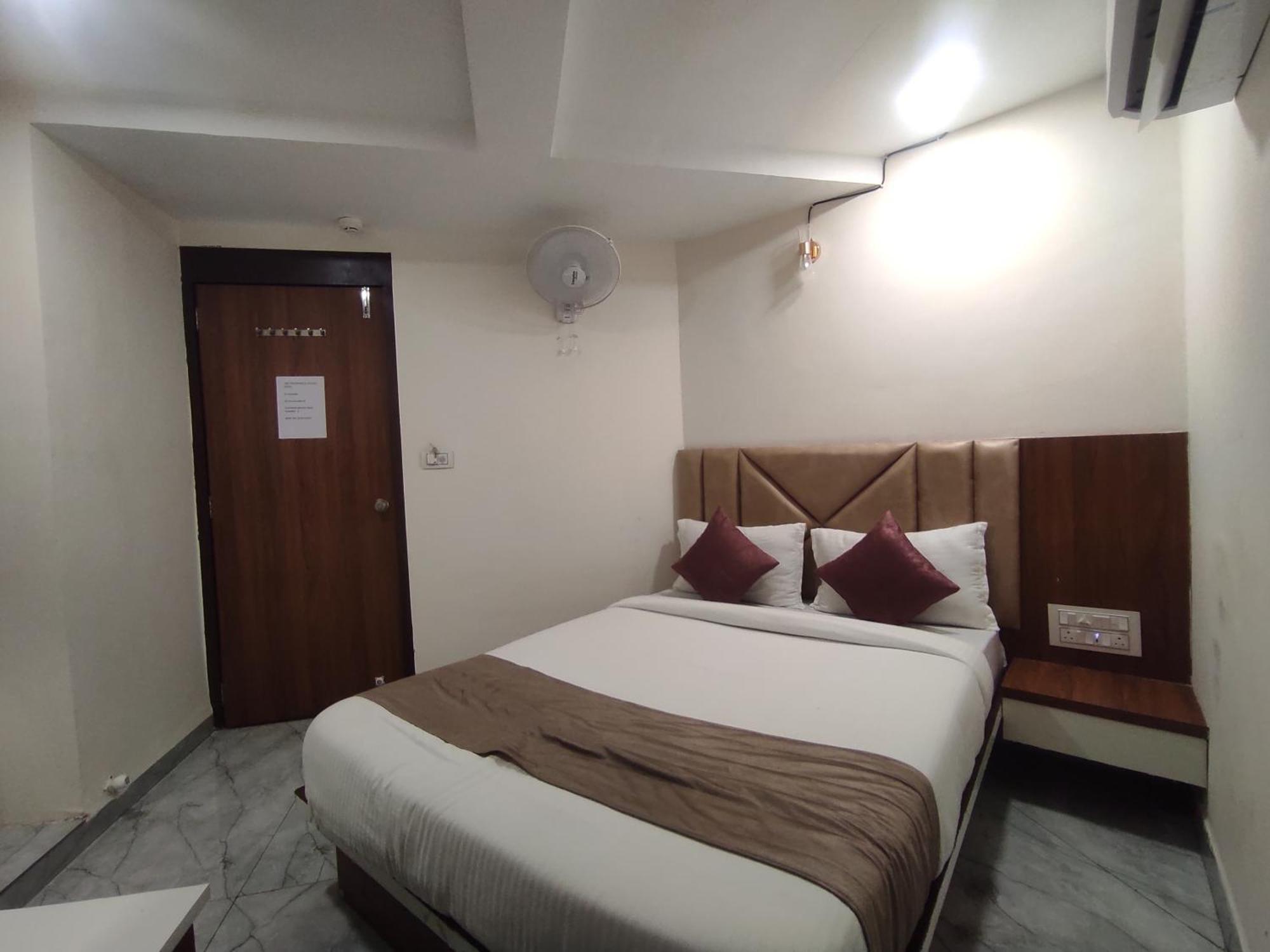 Earth Inn, Subhash Bridge, 3*