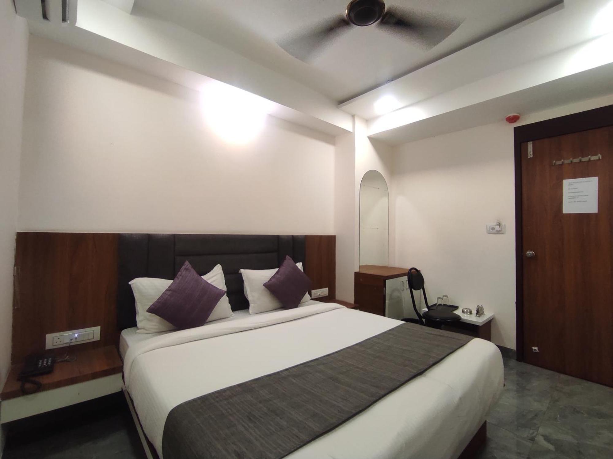 Earth Inn, Subhash Bridge, 3*