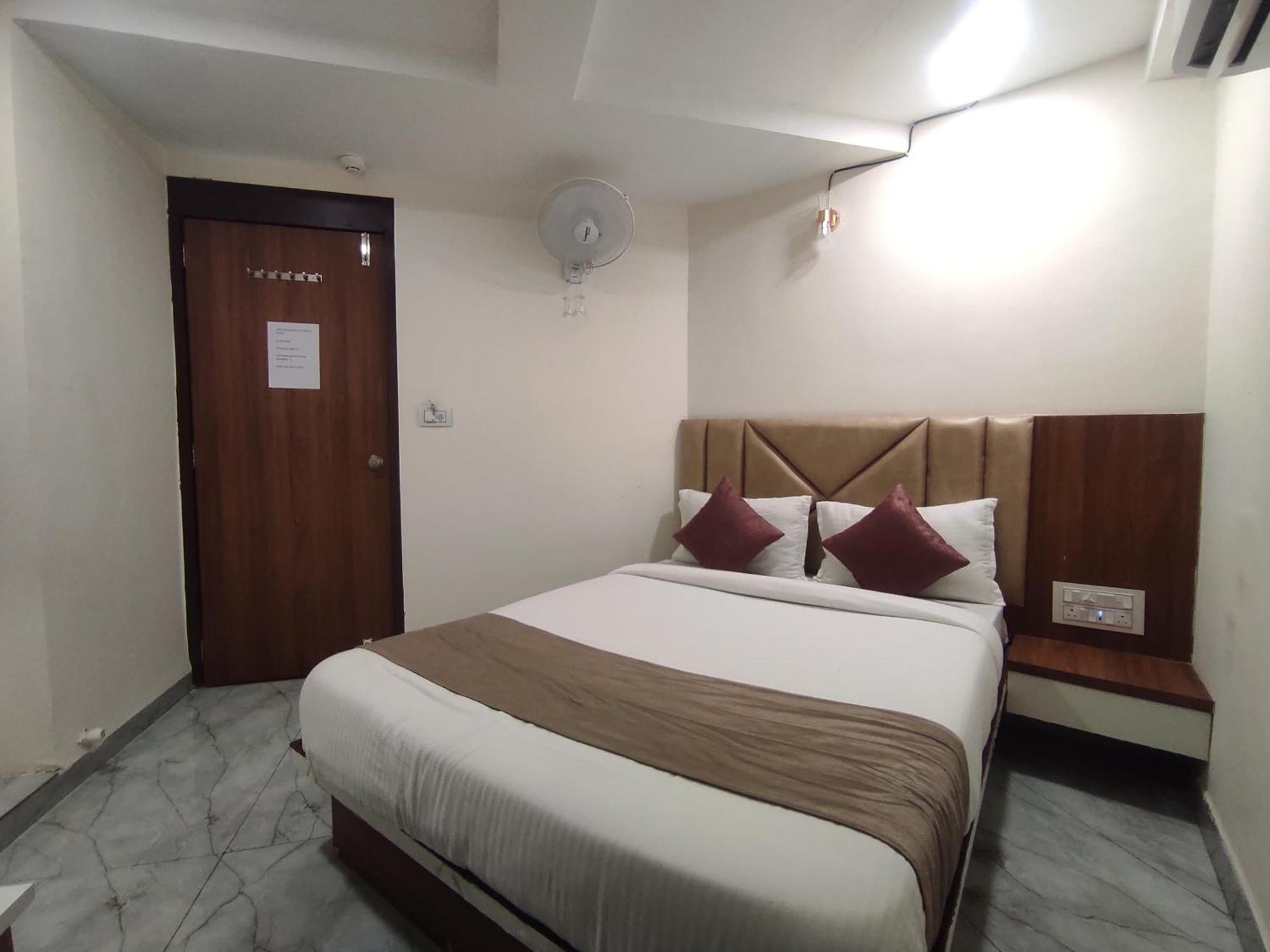 Earth Inn, Subhash Bridge, Hotel