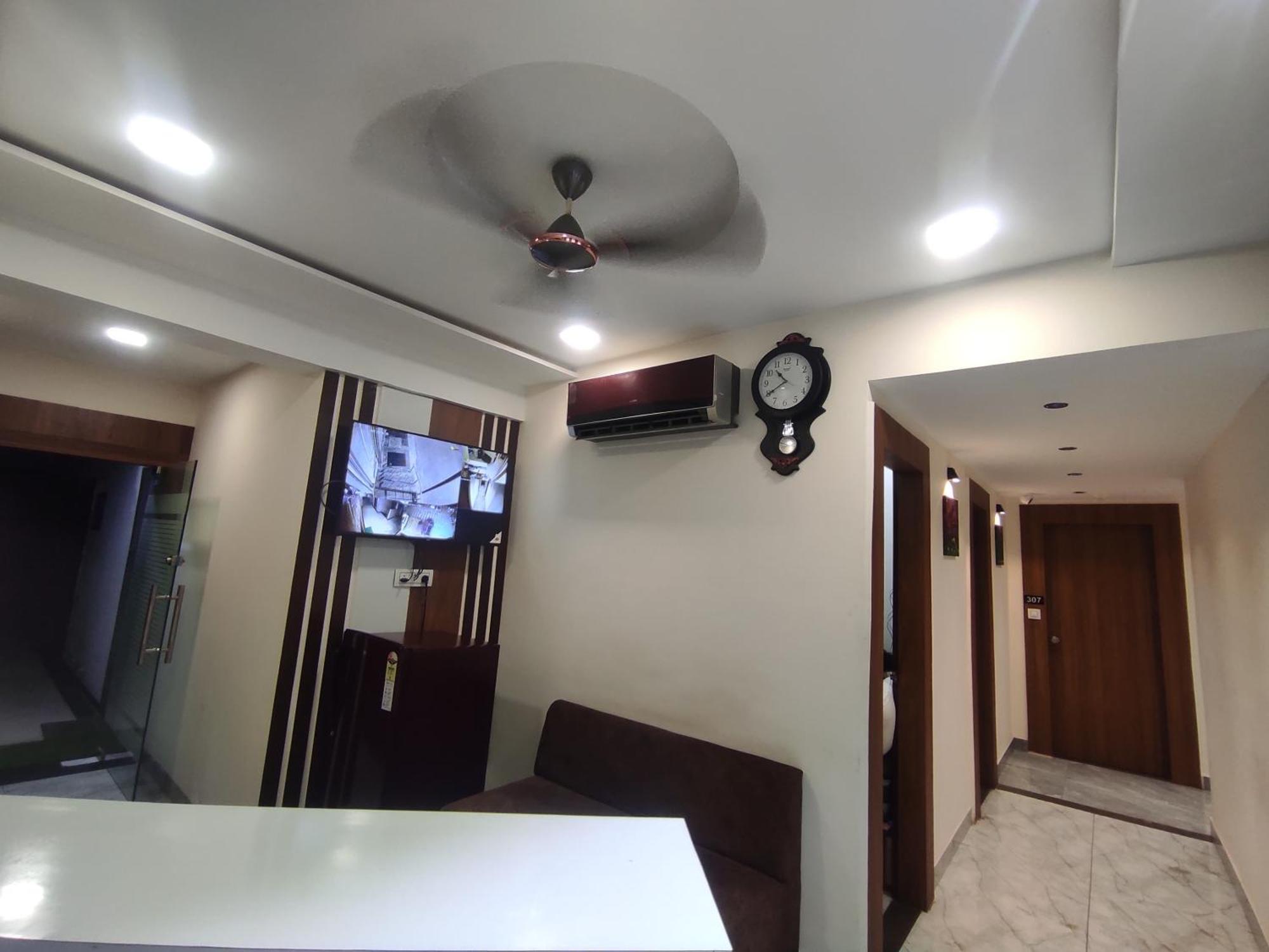Earth Inn, Subhash Bridge, Hotel Ahmedabad
