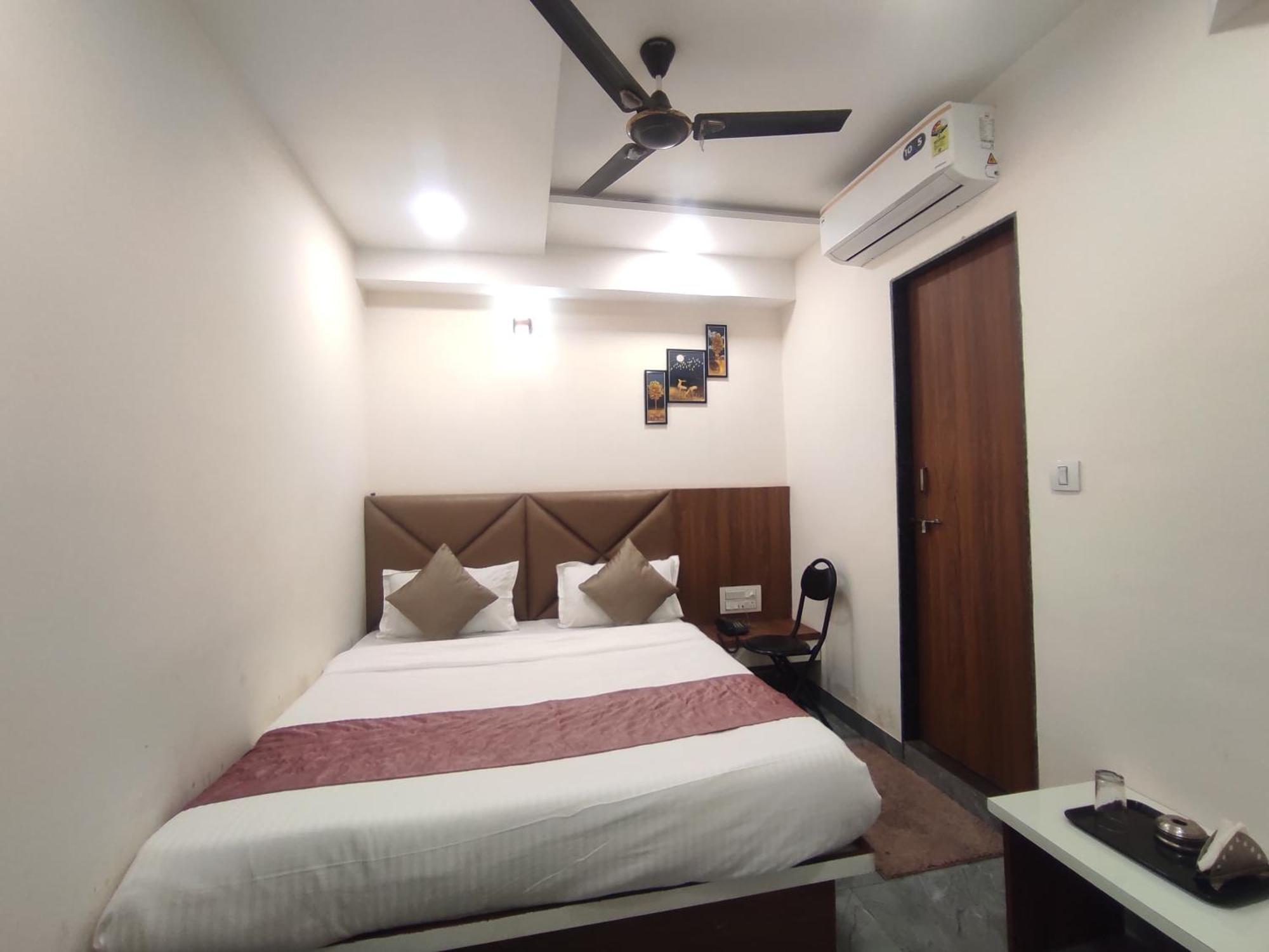 Hotel Earth Inn, Subhash Bridge, 3*