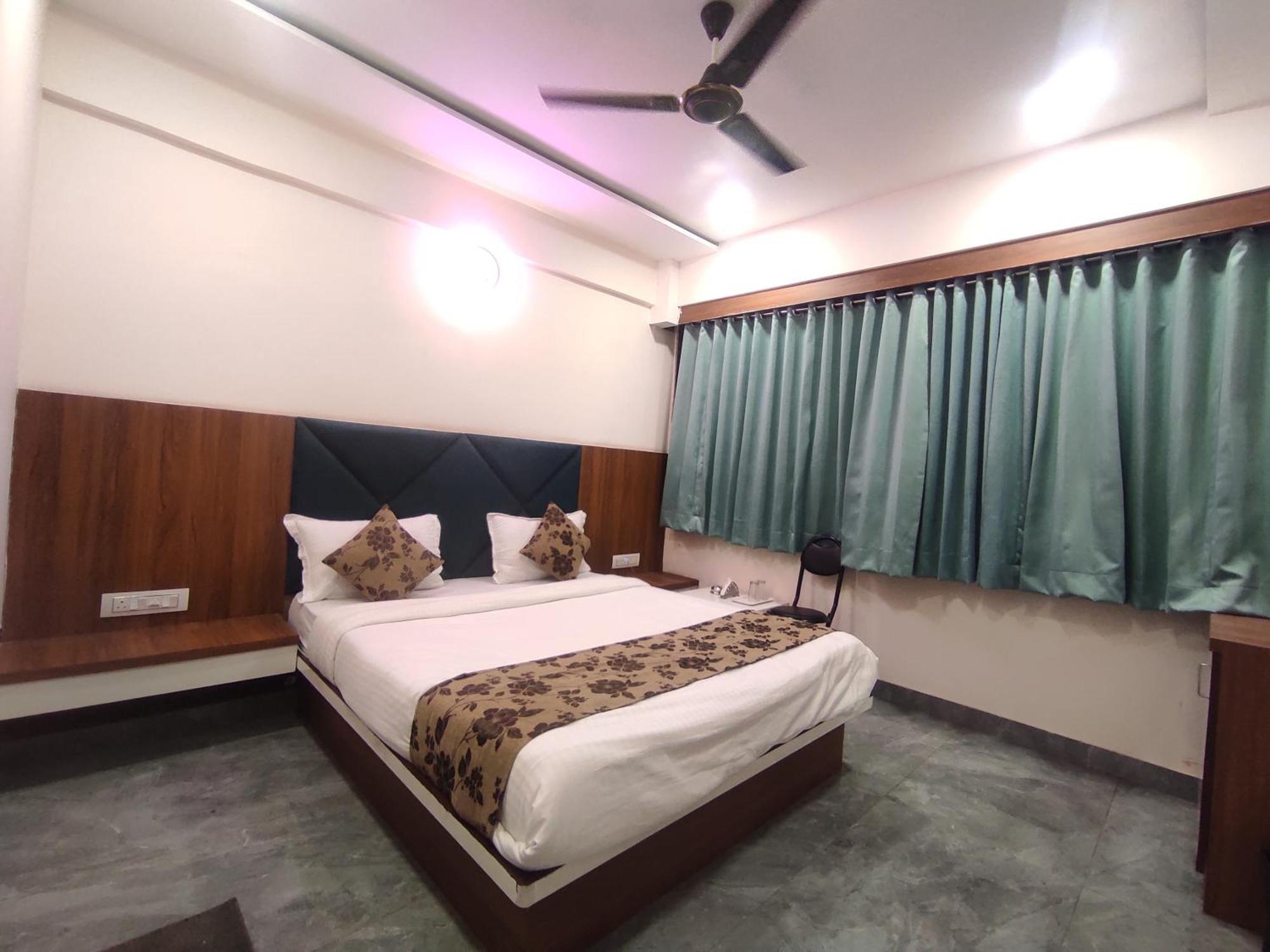 Earth Inn, Subhash Bridge, 3*
