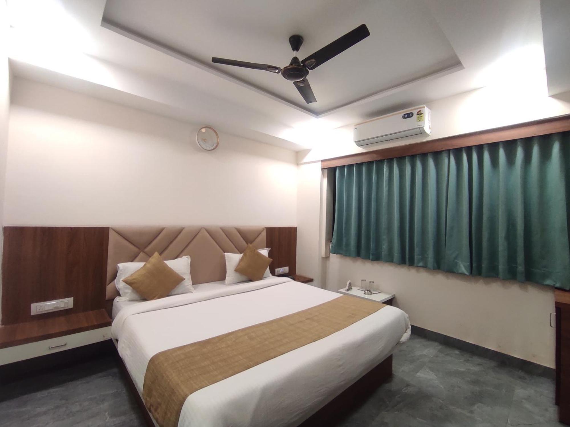 Earth Inn, Subhash Bridge,
