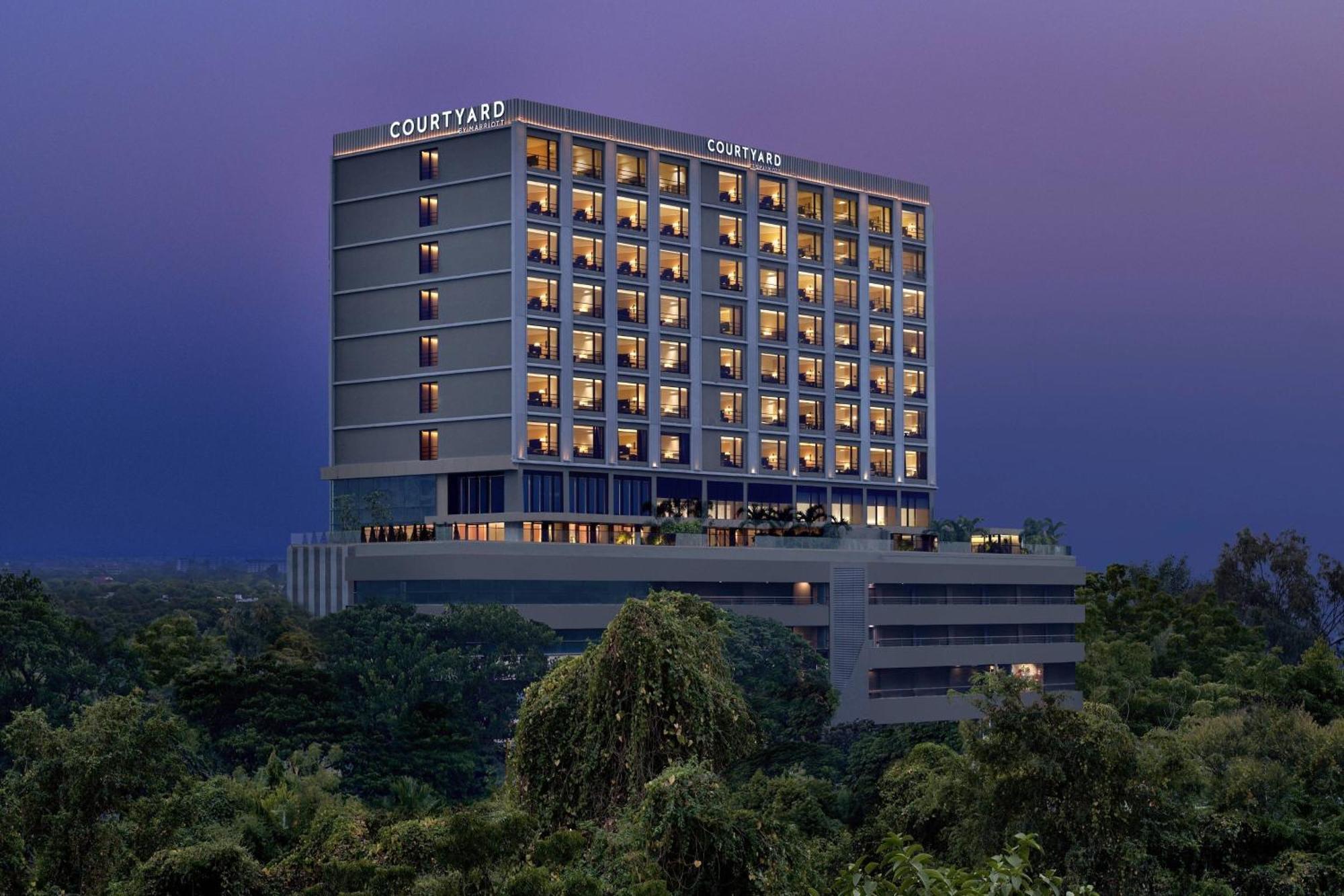 Hotel Courtyard By Marriott Sindhu Bhavan Road 5*