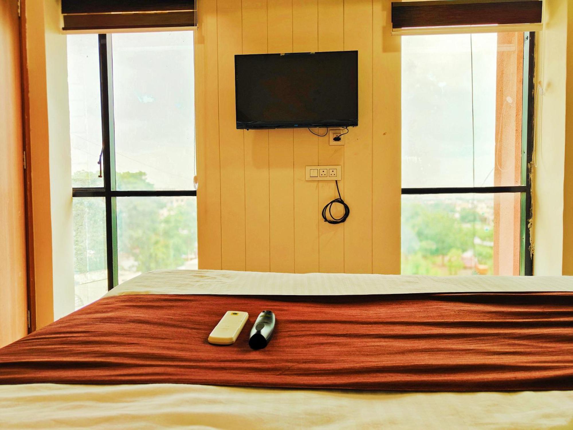 Krishna Hotel *