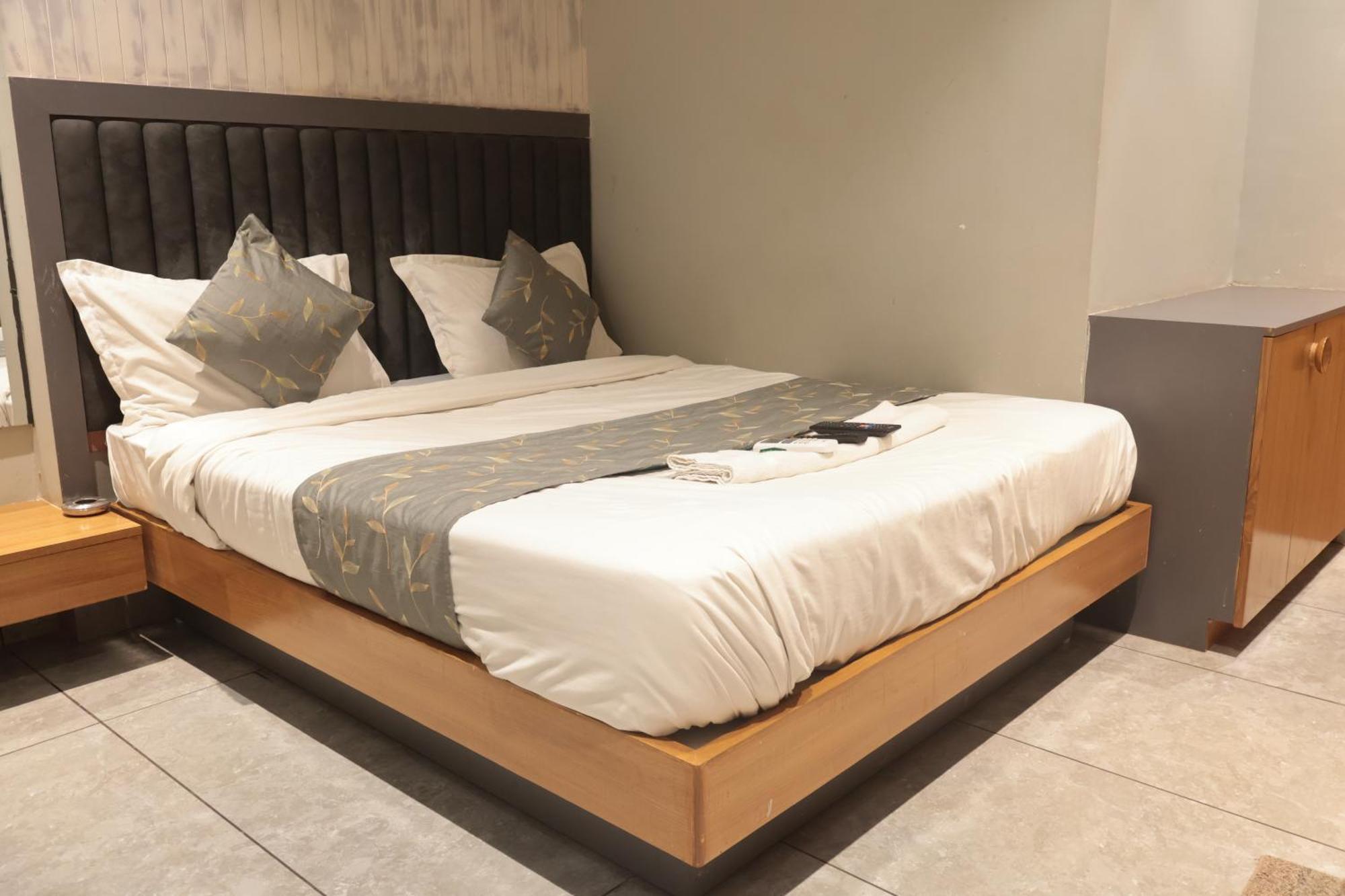 Relax - Drive In Road Hotel Ahmedabad