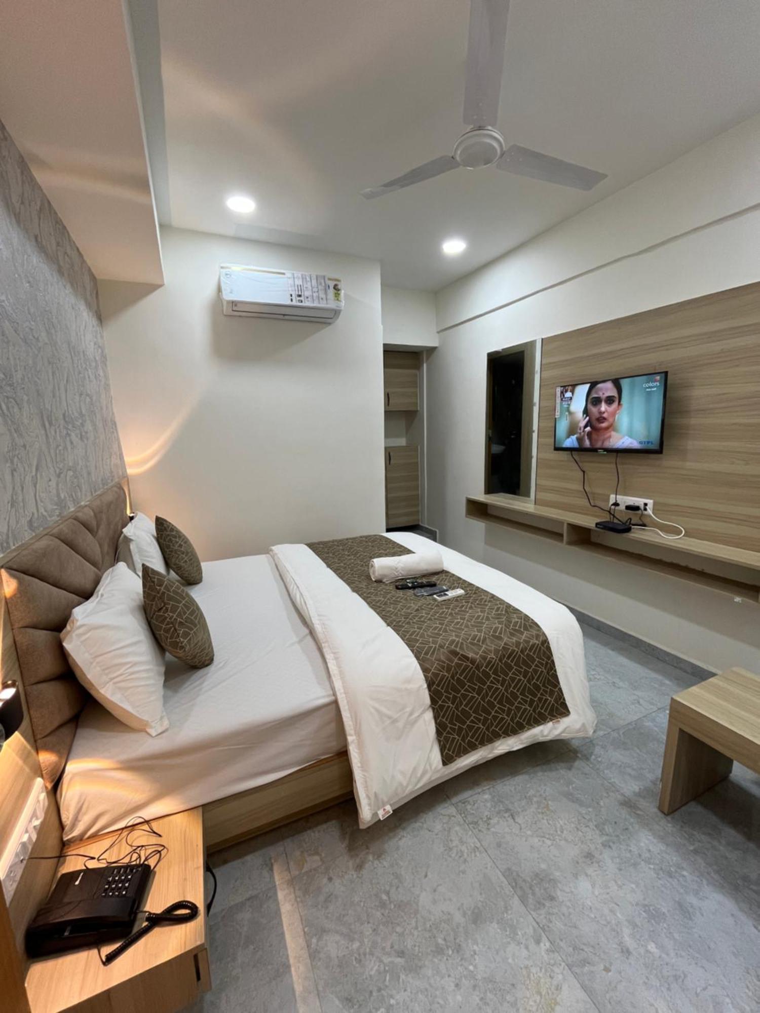 M1 Hotel *