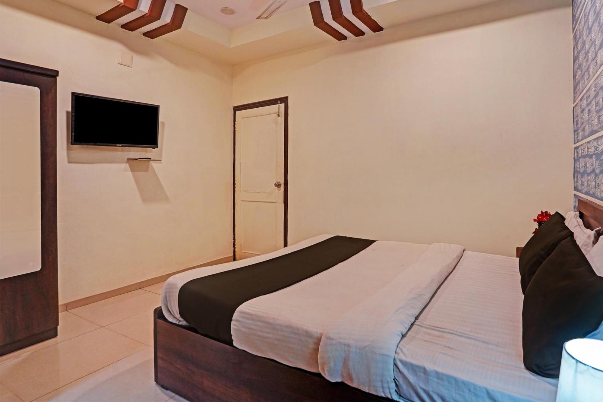Hotel O Poonam Palace Ahmedabad