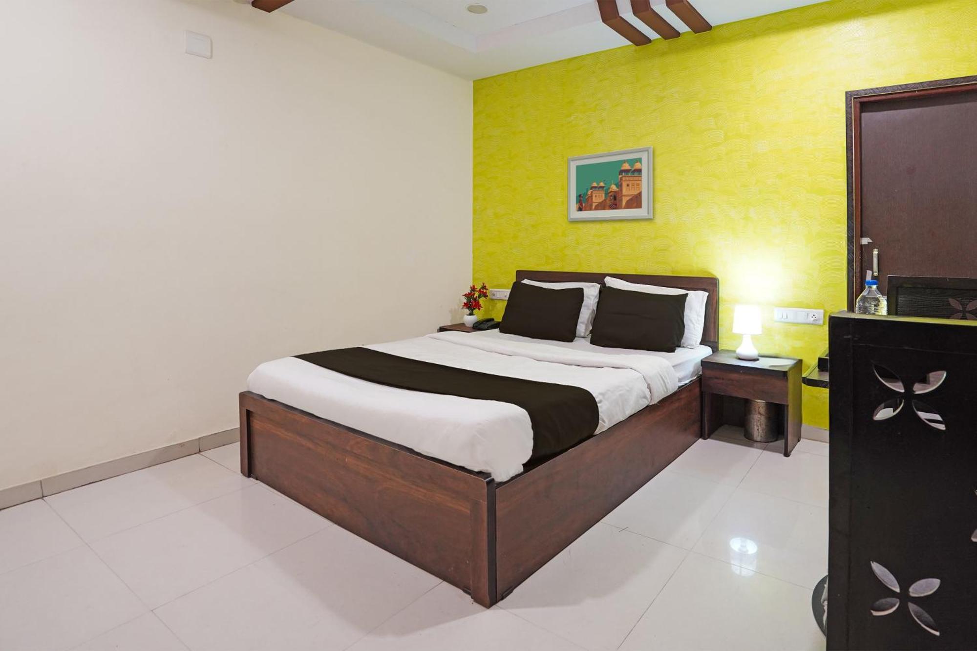 Hotel O Poonam Palace Ahmedabad