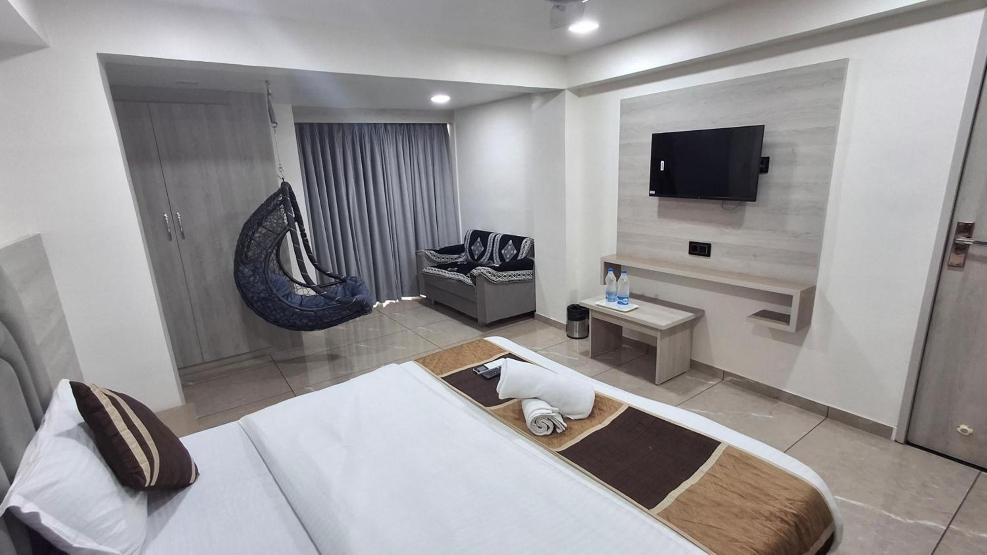 Hotel R K *