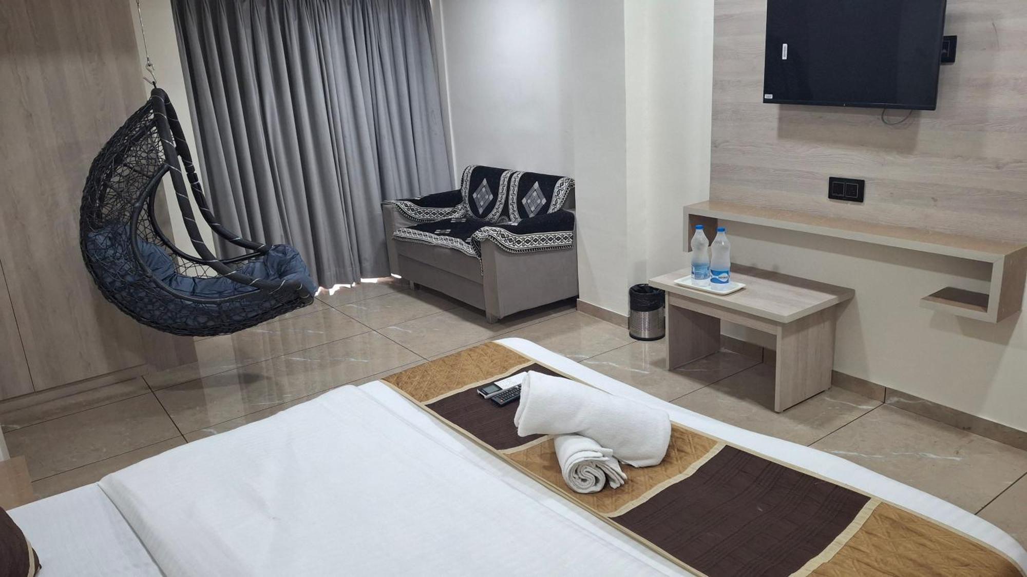 Hotel R K
