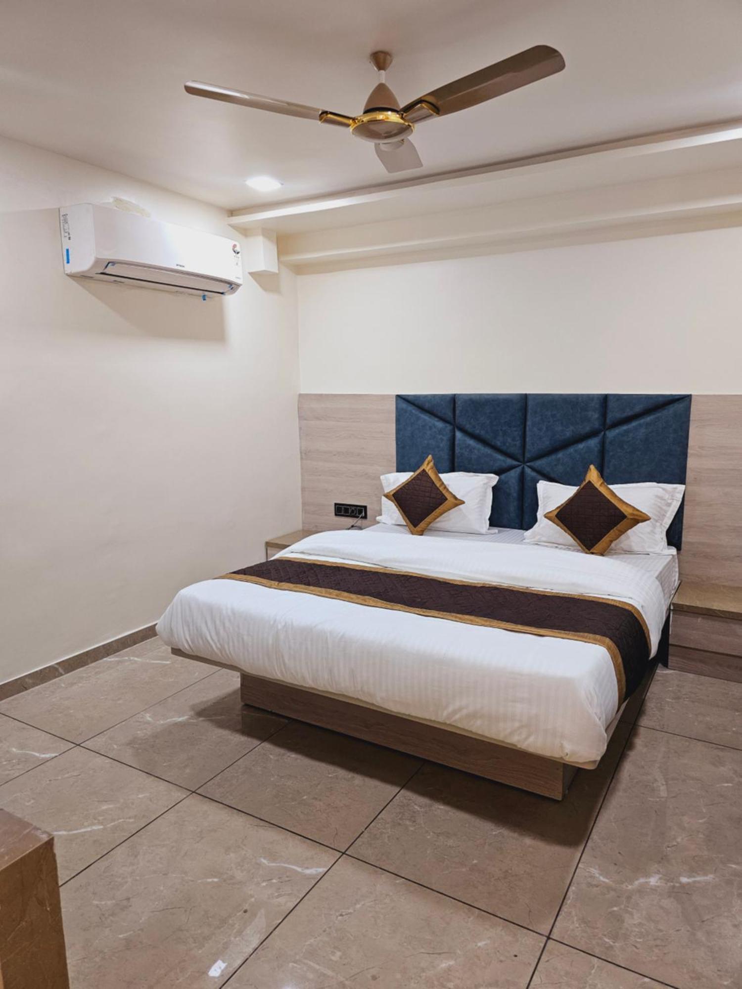 Hotel R K *