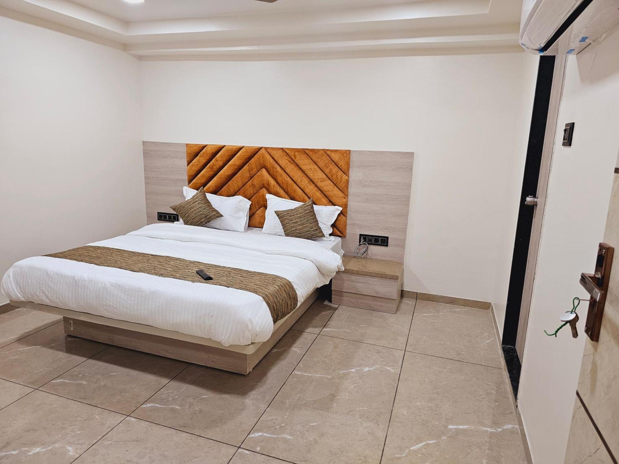 Hotel R K *