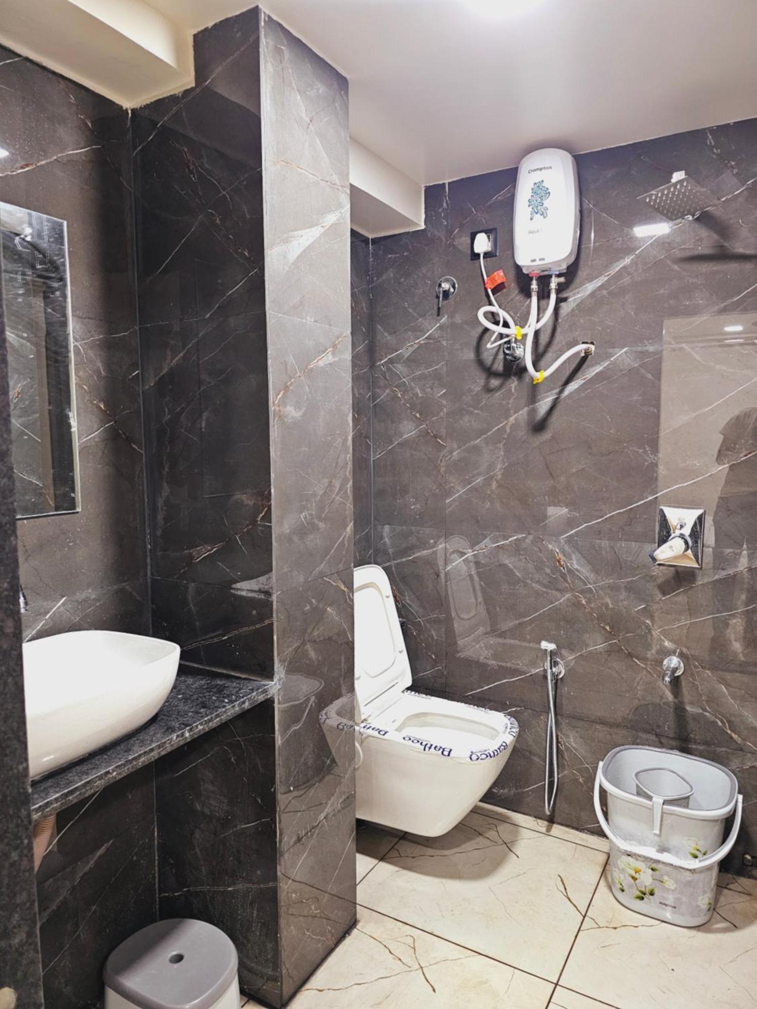 R K Hotel *