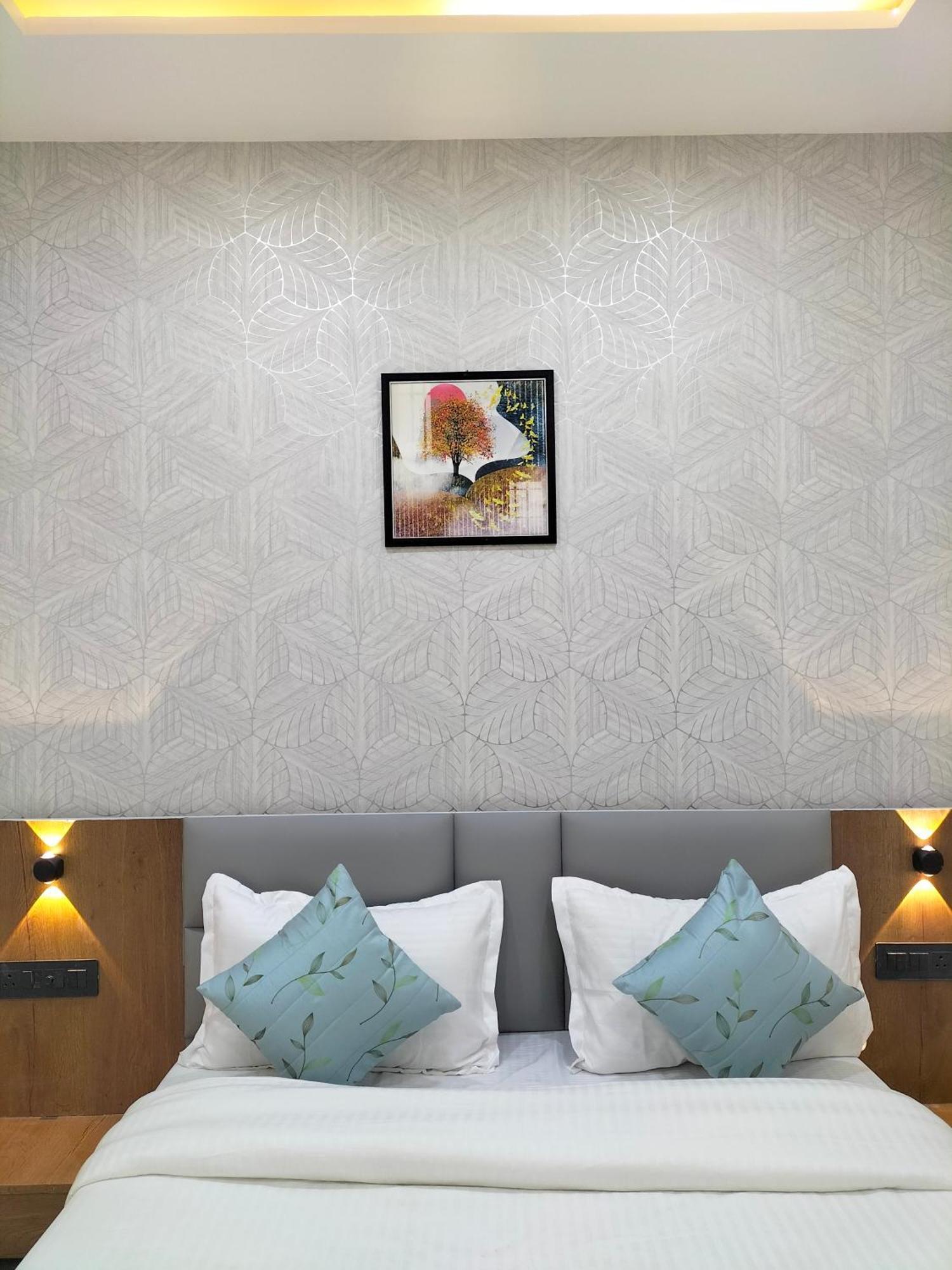Paris Hotel 2*