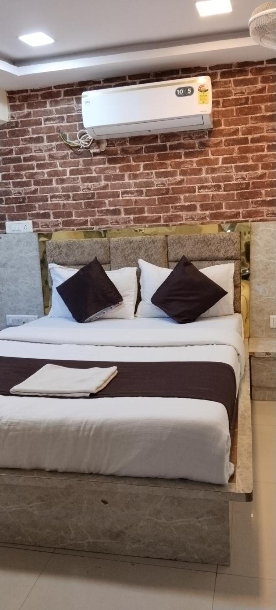 Bhavya Airport Road Hotel *