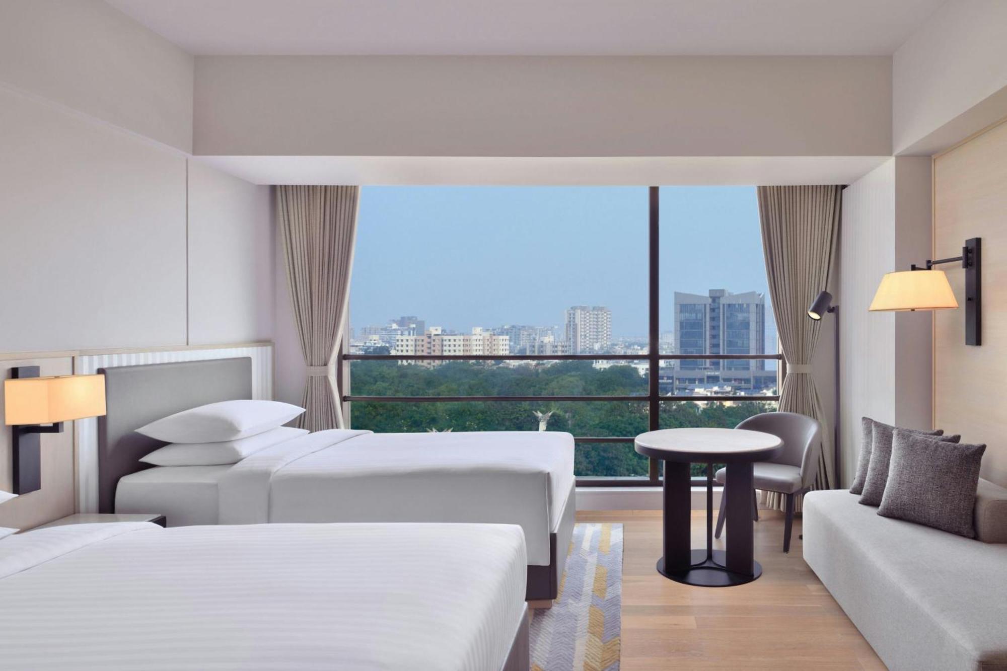 Hotel Courtyard By Marriott Sindhu Bhavan Road 5*