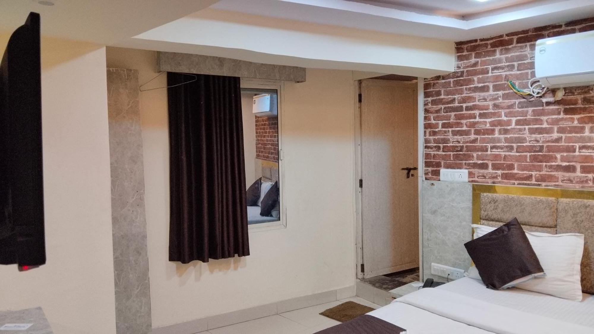 Hotel Bhavya Airport Road *