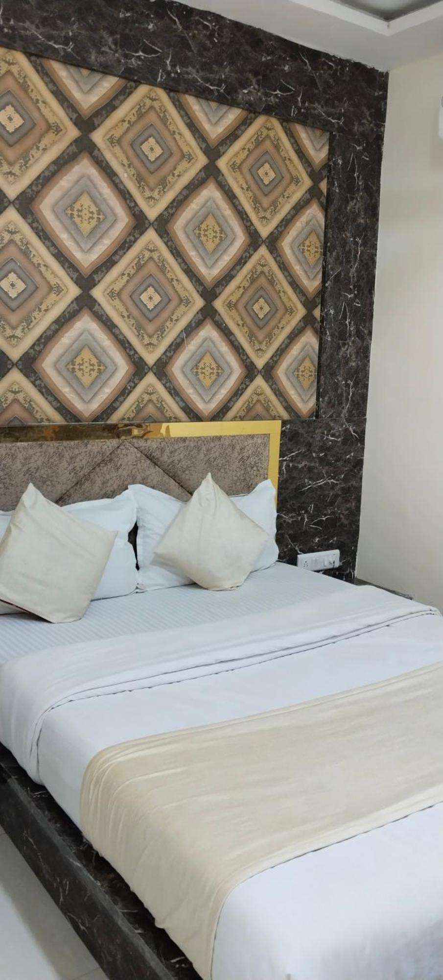 Bhavya Airport Road Hotel Ahmedabad