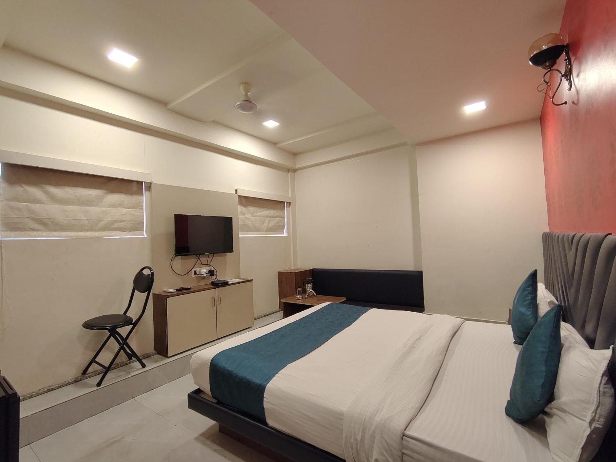Hotel Avadh Palace, Subhash Bridge, Ahmedabad