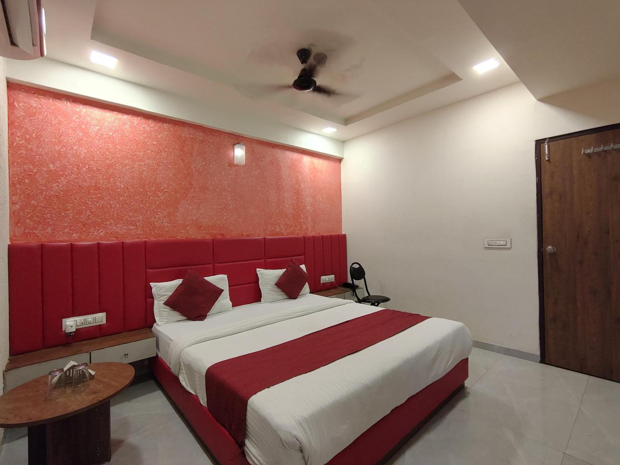 Avadh Palace, Subhash Bridge,