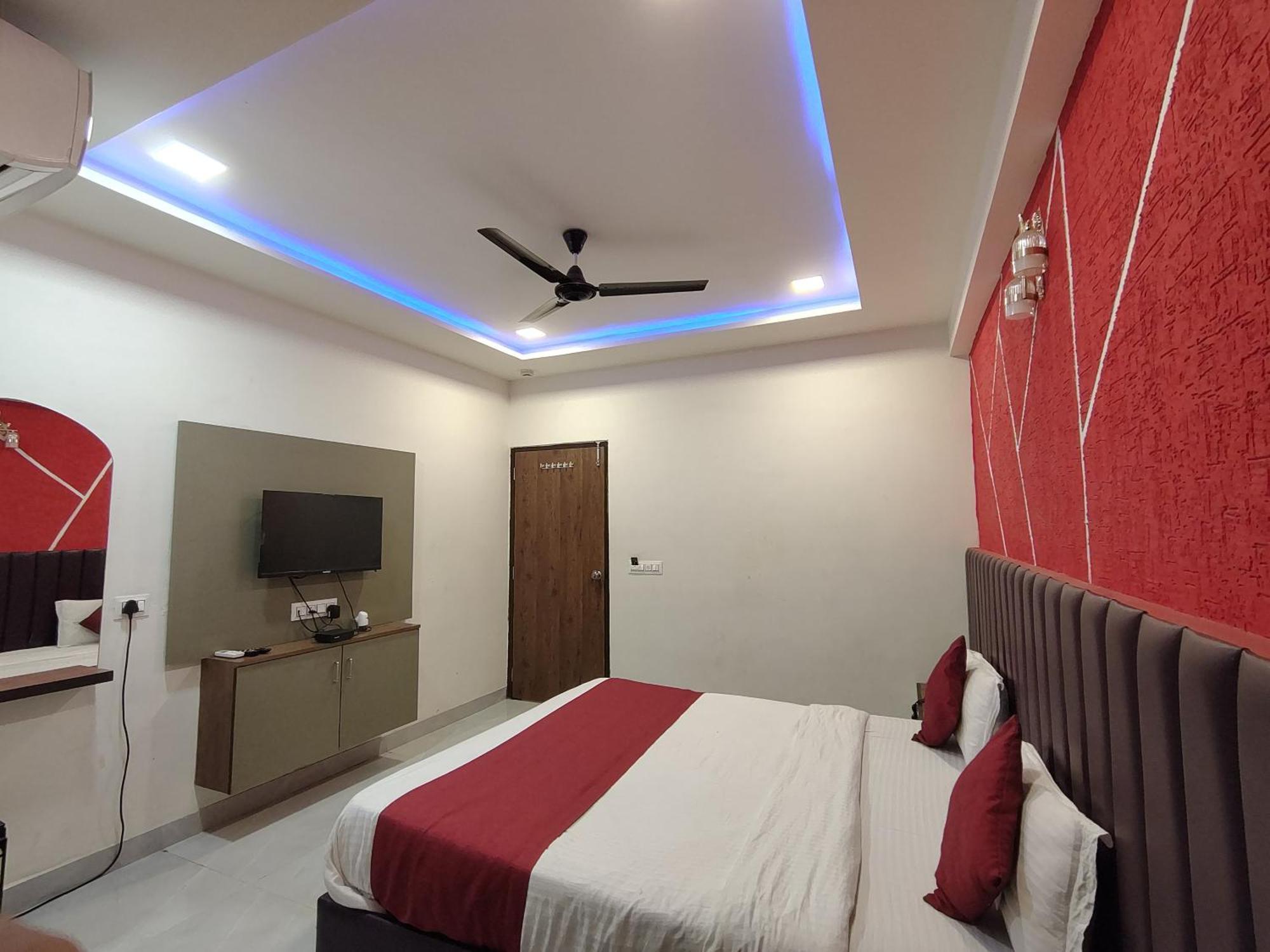 Avadh Palace, Subhash Bridge, Hotel 3*