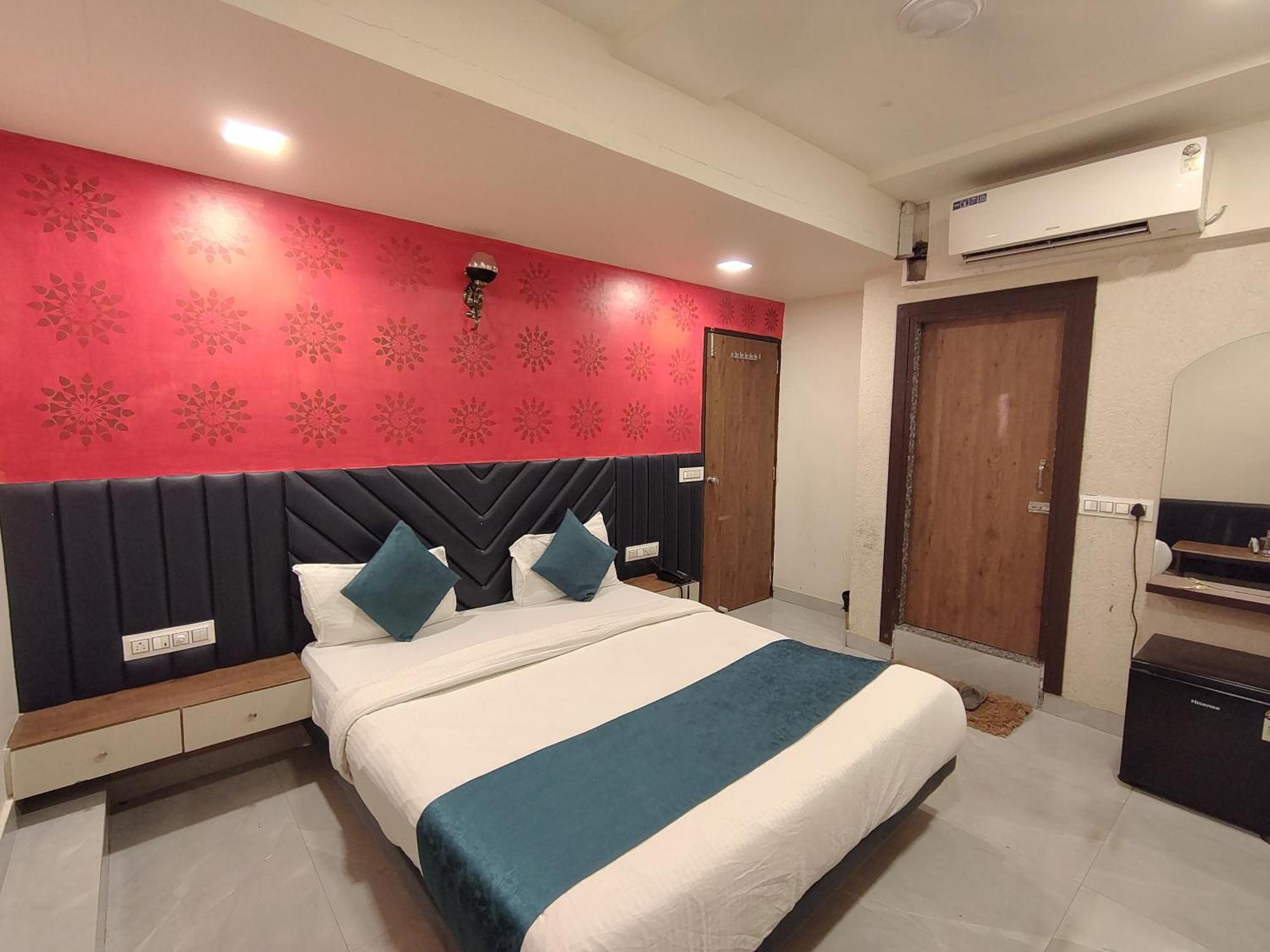 Avadh Palace, Subhash Bridge,
