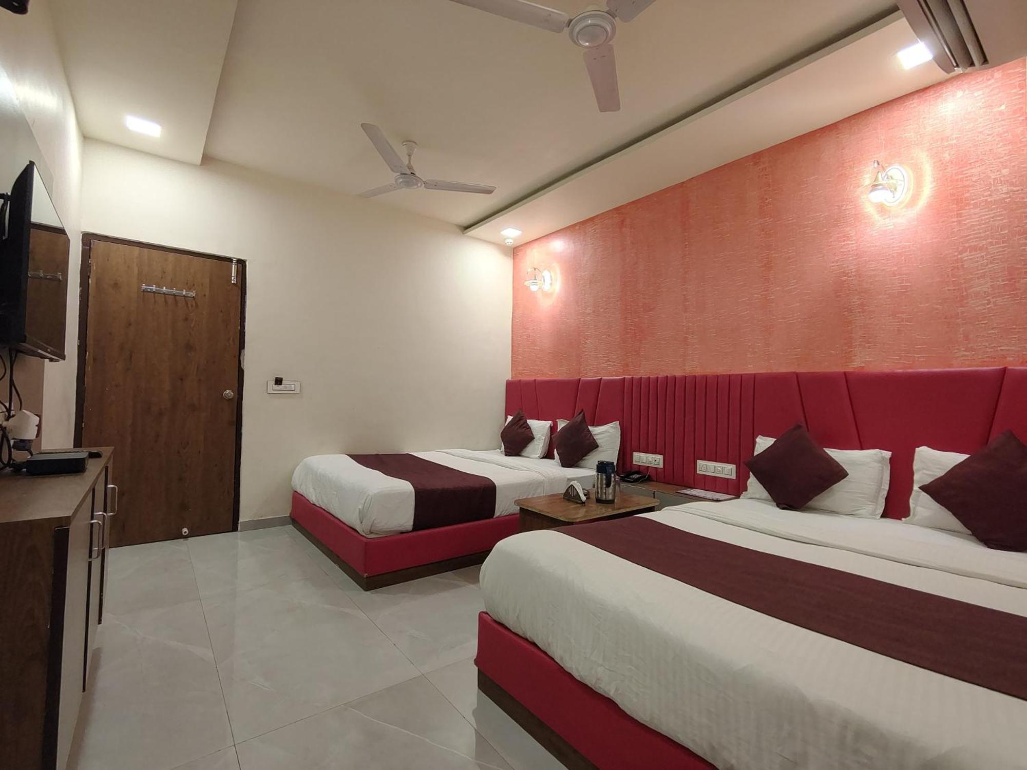 Hotel Avadh Palace, Subhash Bridge, 3*