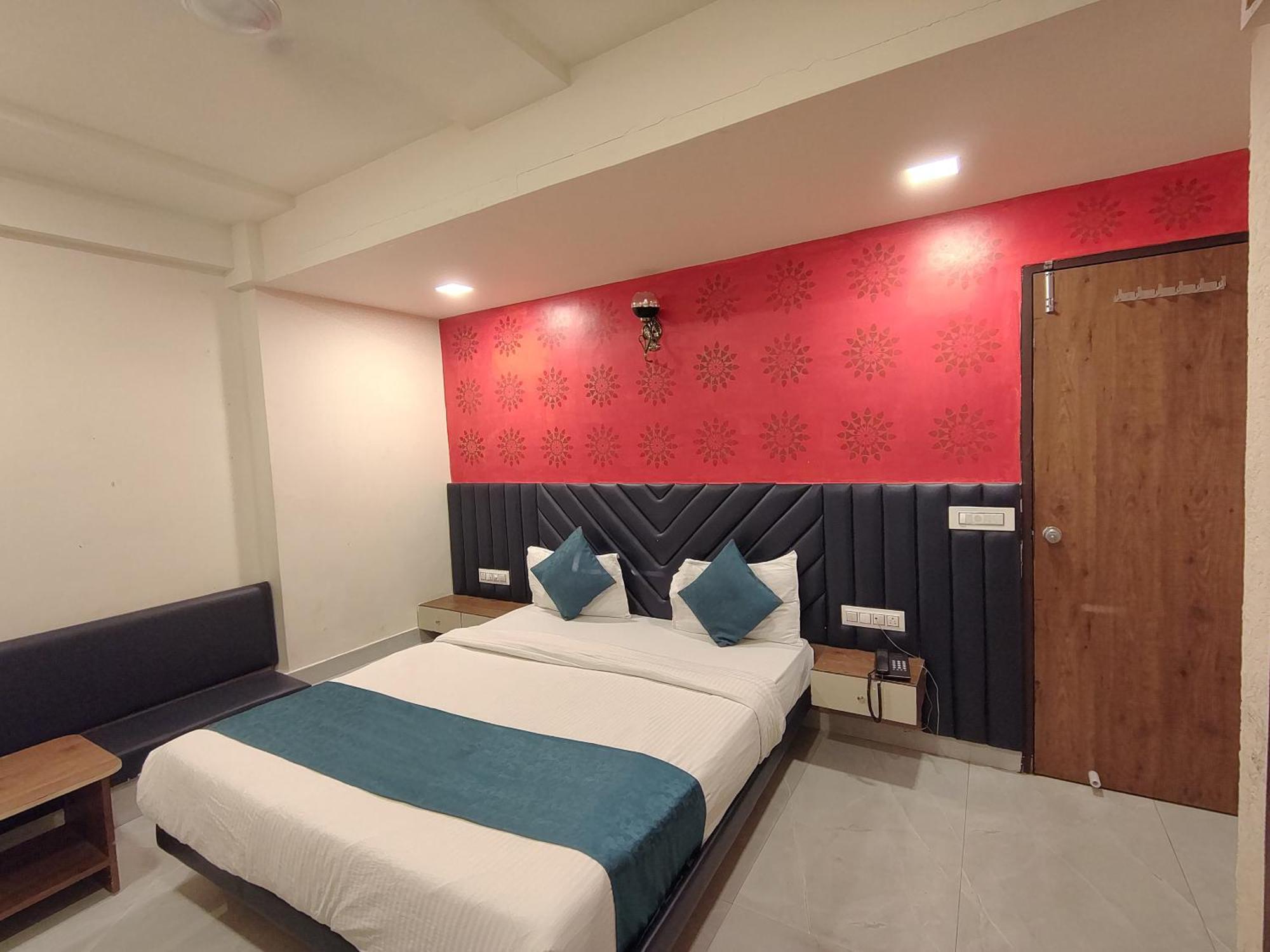 Avadh Palace, Subhash Bridge, Hotel