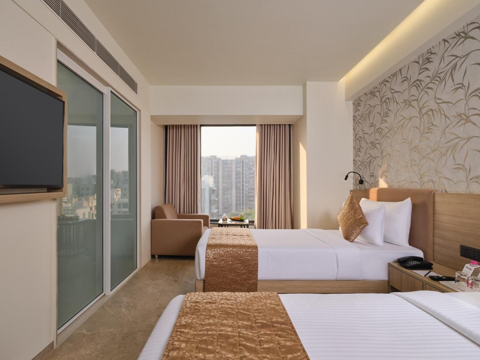 Hotel Biznotel By Pride Motera