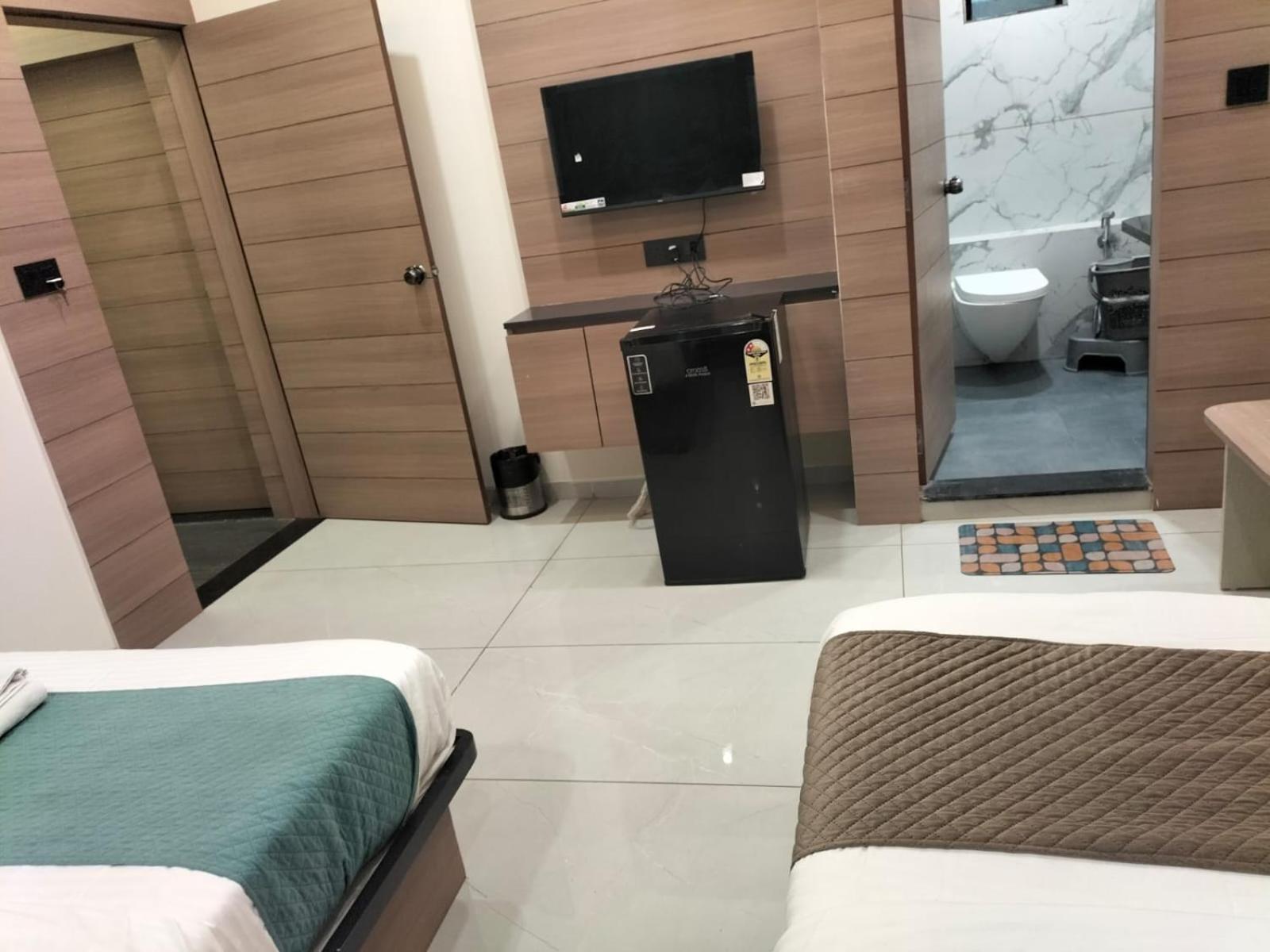 Hotel Paris Plaza Ahmedabad