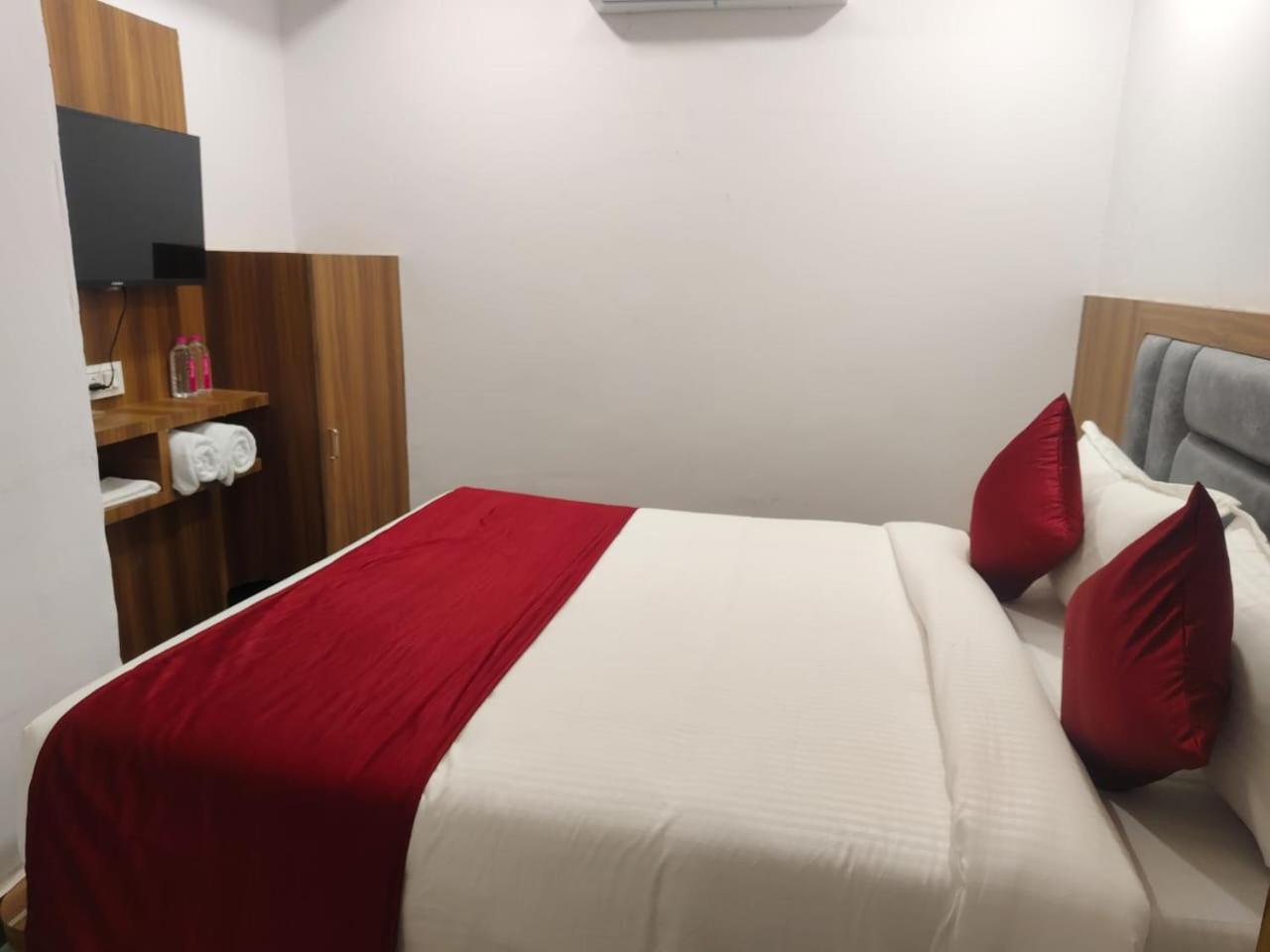 Maruti R Hotel