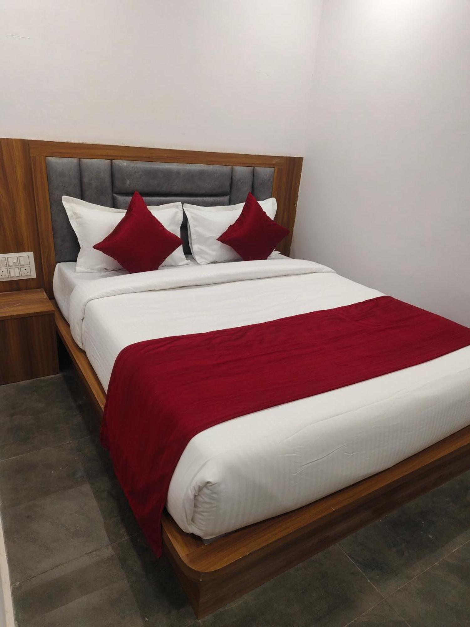 Hotel Maruti R Ahmedabad