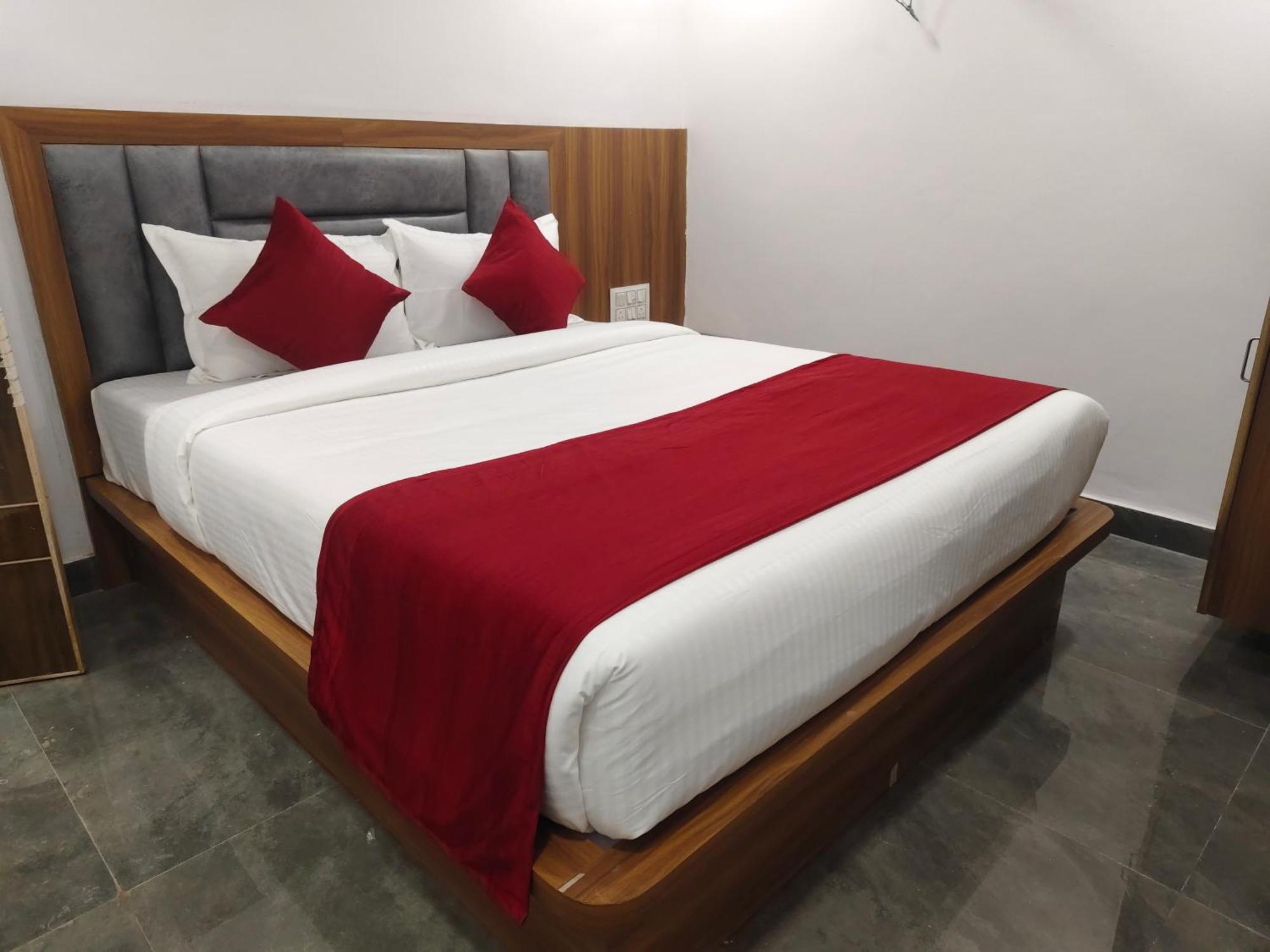 Hotel Maruti R Ahmedabad