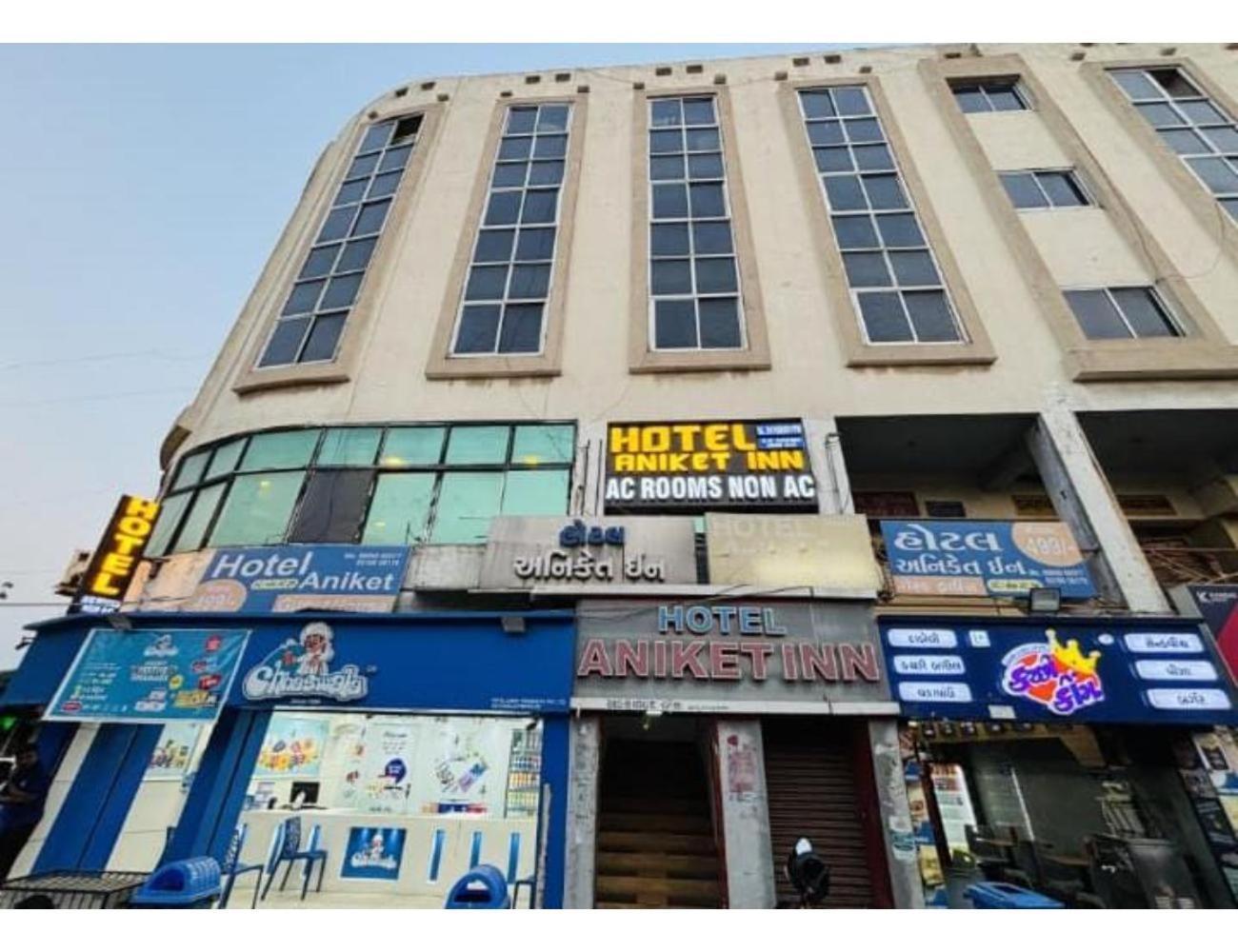Homestay Aniket Inn, *