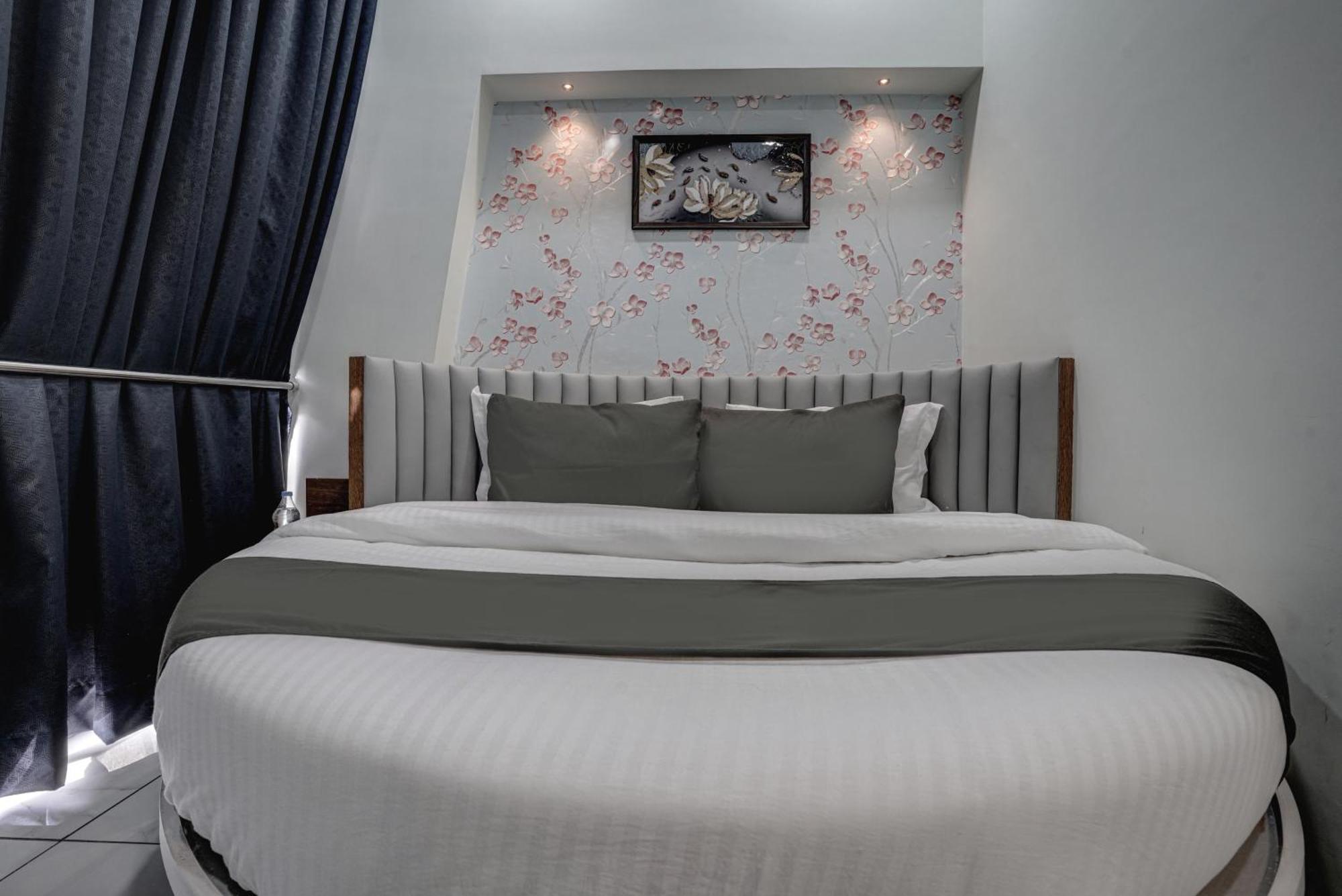 Hotel Paris Plaza 3*