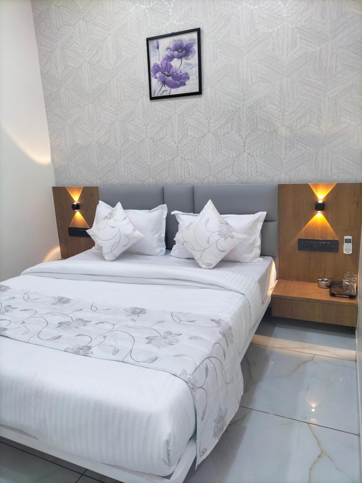 Hotel Paris Plaza 3*
